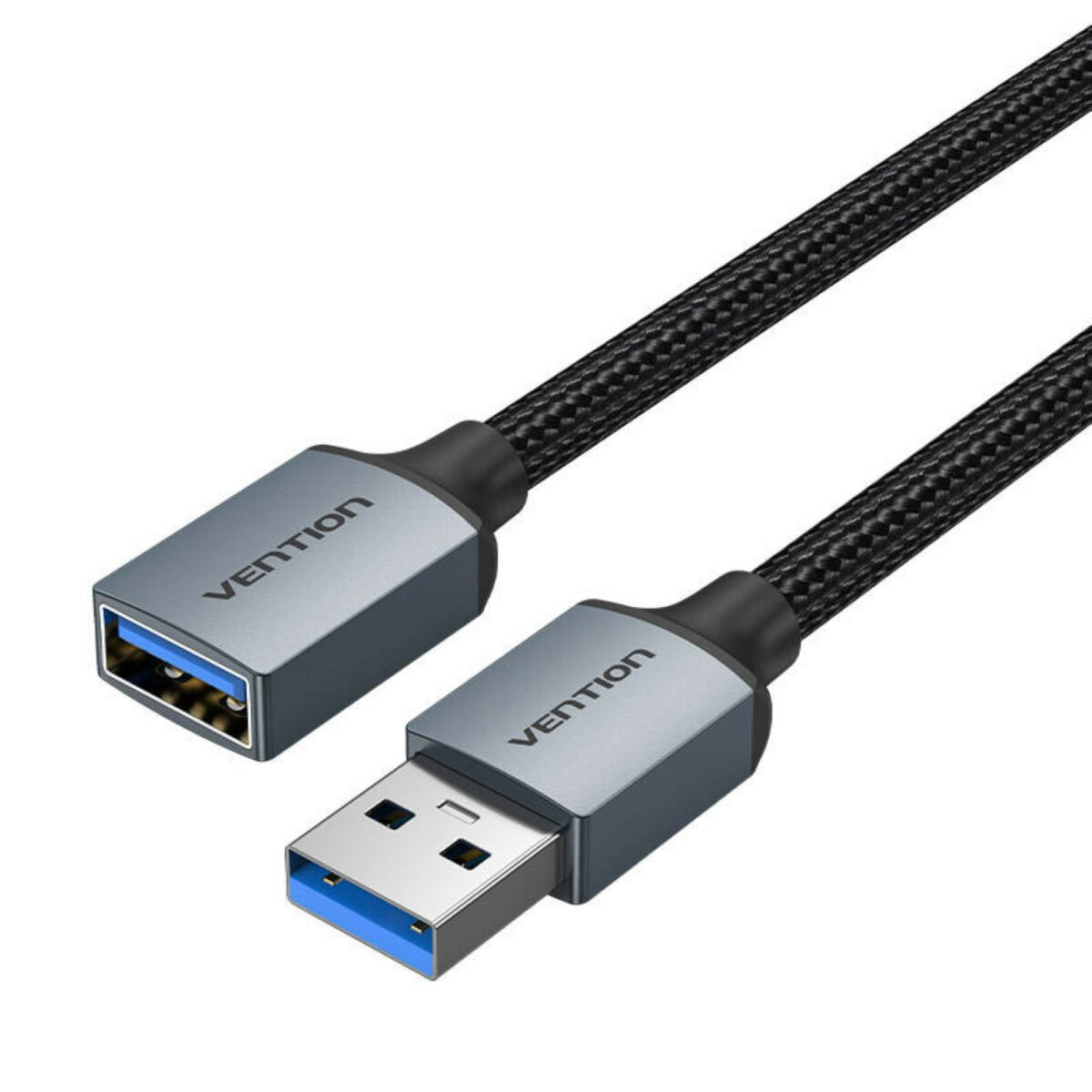 Een USB-verlengkabel met een zwart gevlochten snoer en grijze connectoren met blauwe inzetstukken.
