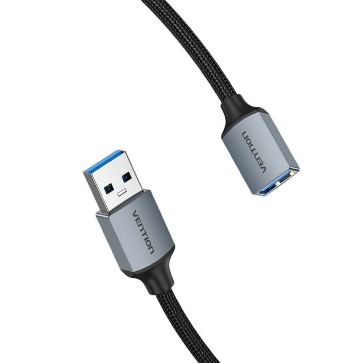 USB naar USB kabel, zilveren connectoren, zwarte kabel, geïsoleerd op wit.