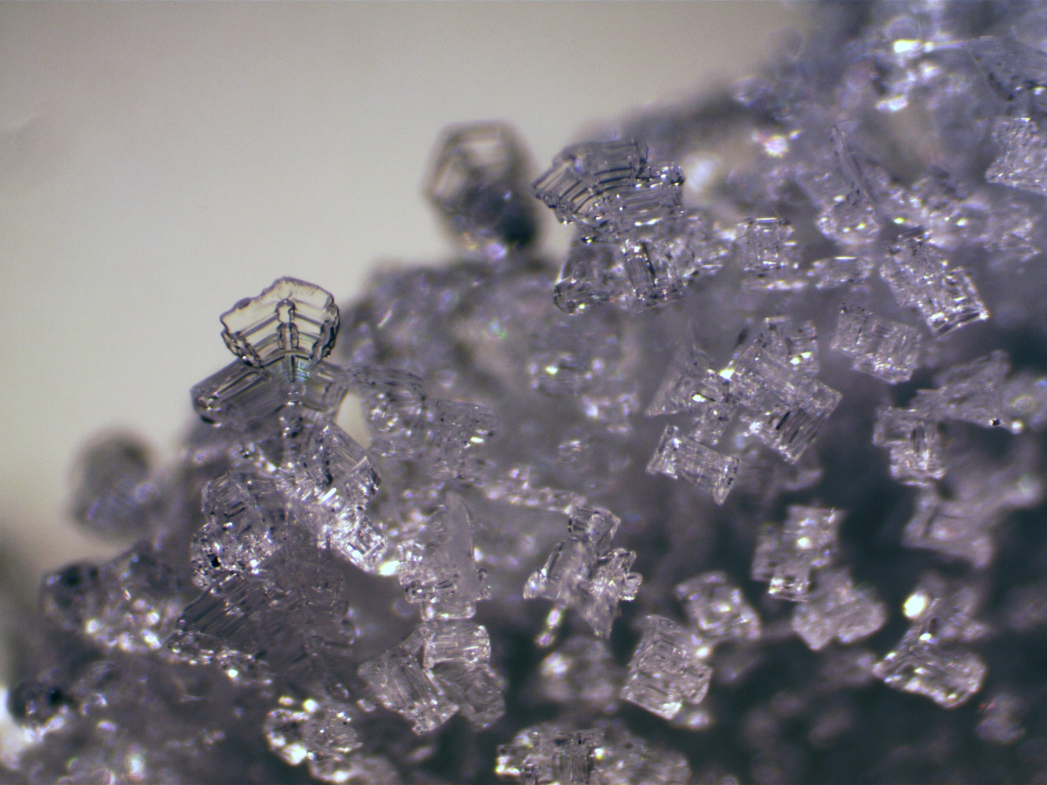 Primer plano macro de cristales de hielo, con un fondo borroso.