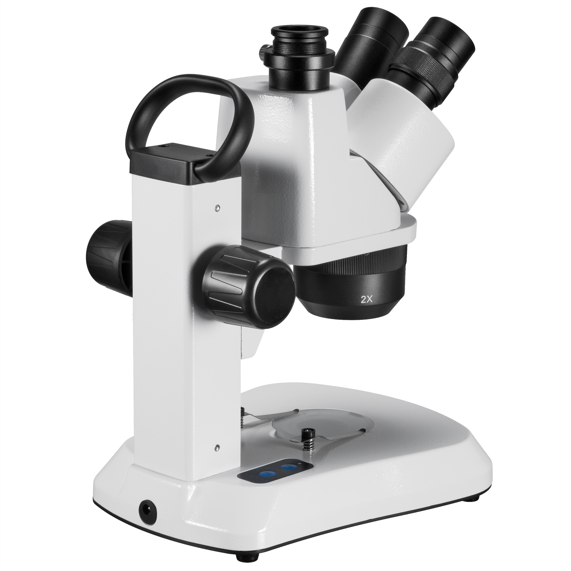Microscopio blanco, con múltiples lentes y ajustes. Se apoya en una base blanca. Asa negra arriba.