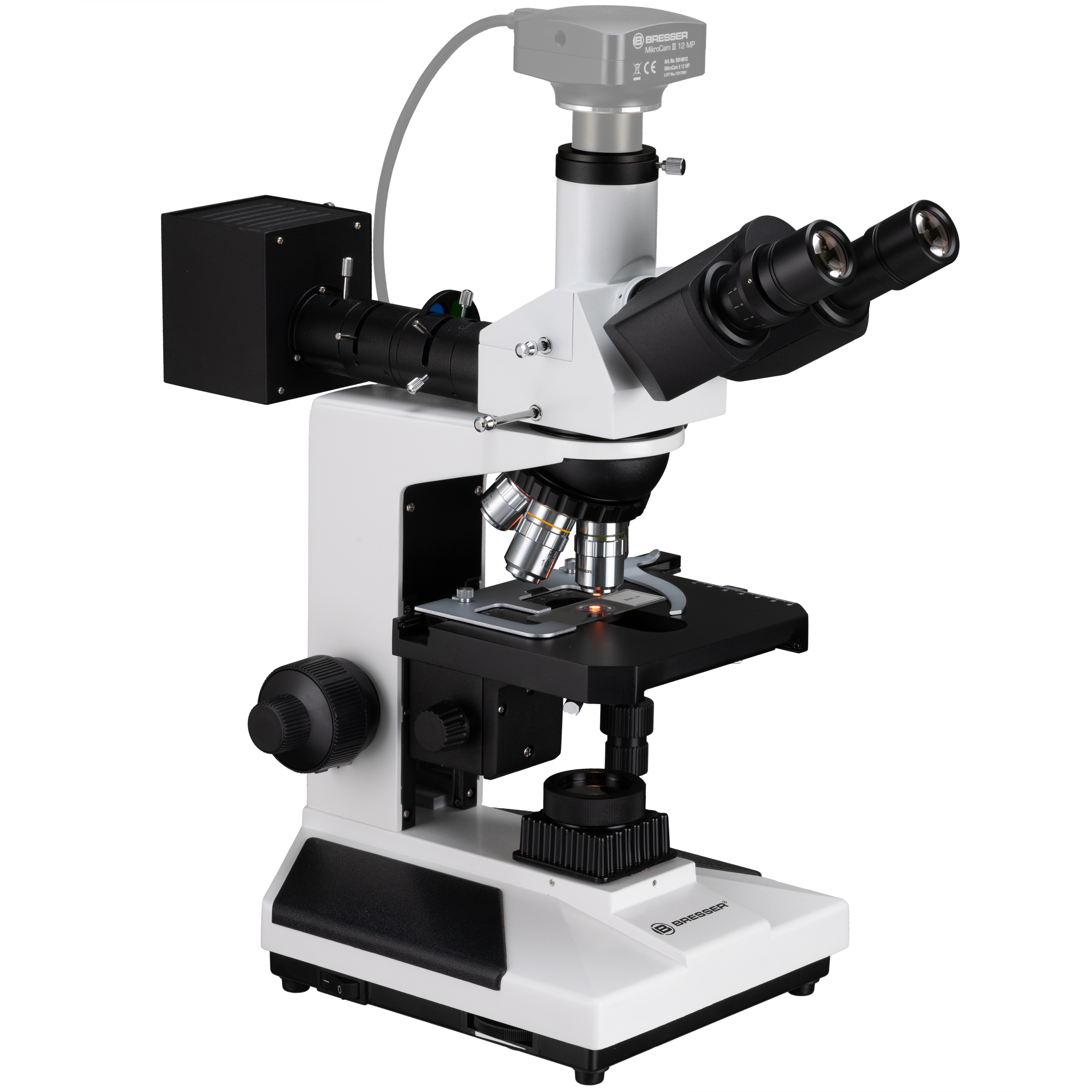 Microscopio blanco y negro con dos oculares, una cámara arriba y una platina en el medio.
