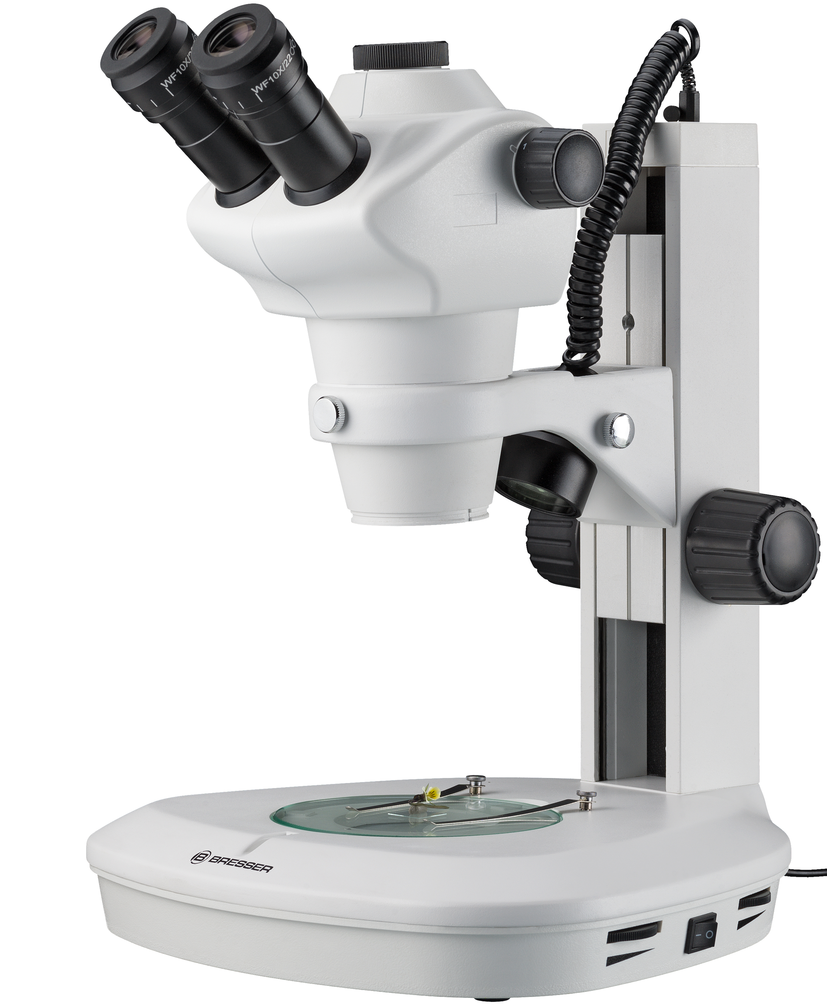Un microscopio blanco con dos lentes y una base.