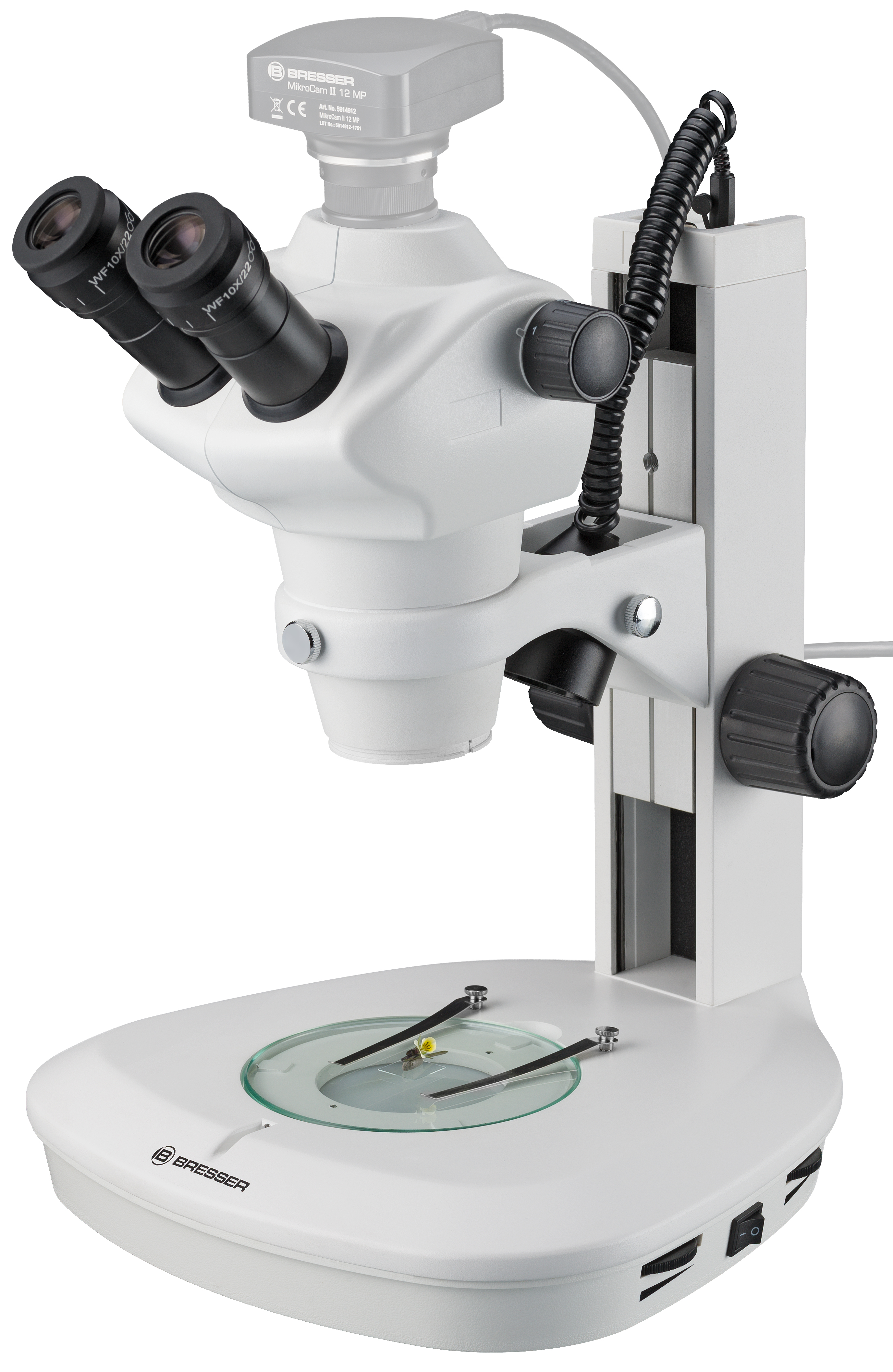 Microscopio blanco con dos oculares, cámara y platina redonda con muestras.