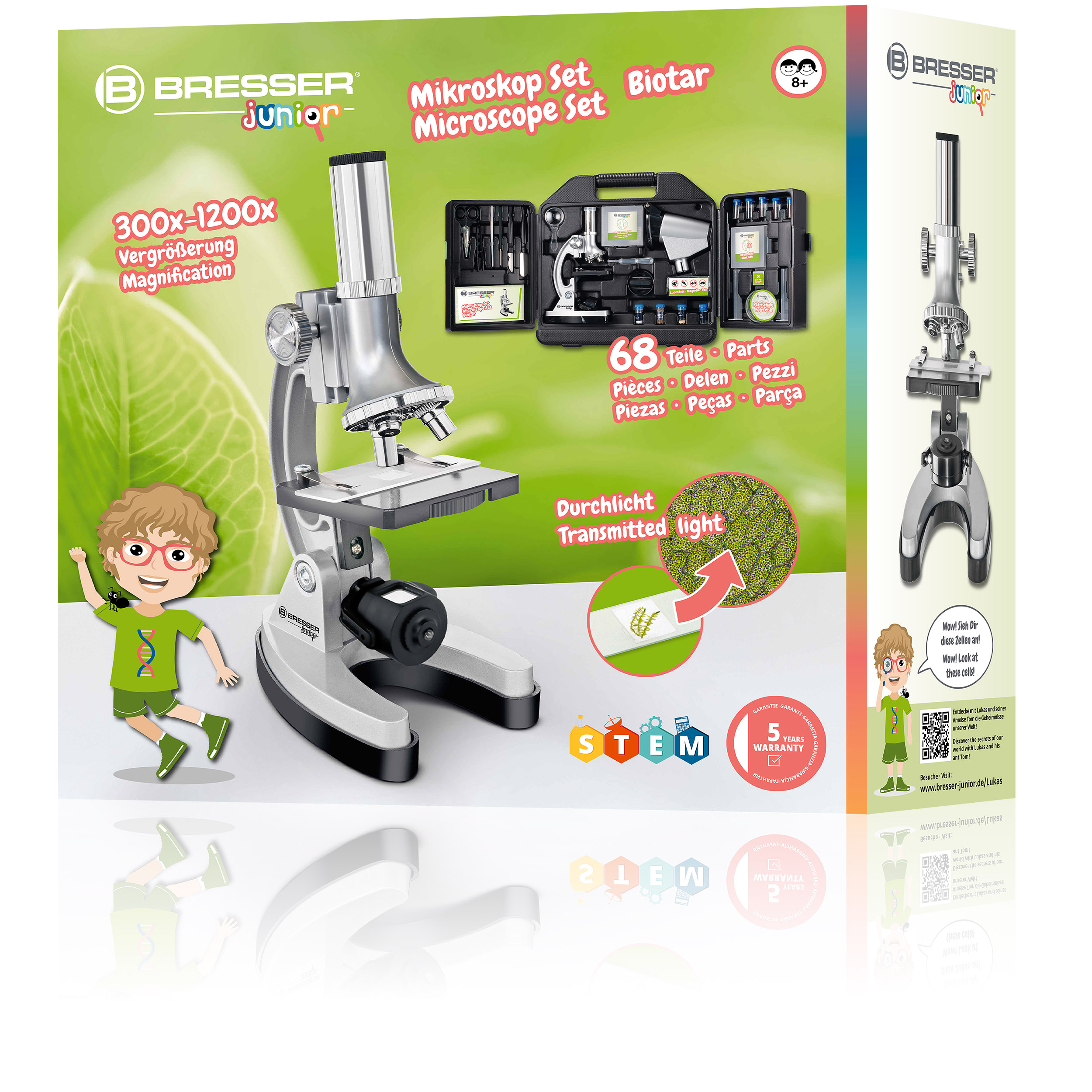 Mikroskop-Set auf grünem Hintergrund. Ein Junge hält ein Blatt neben der Mikroskopbox.