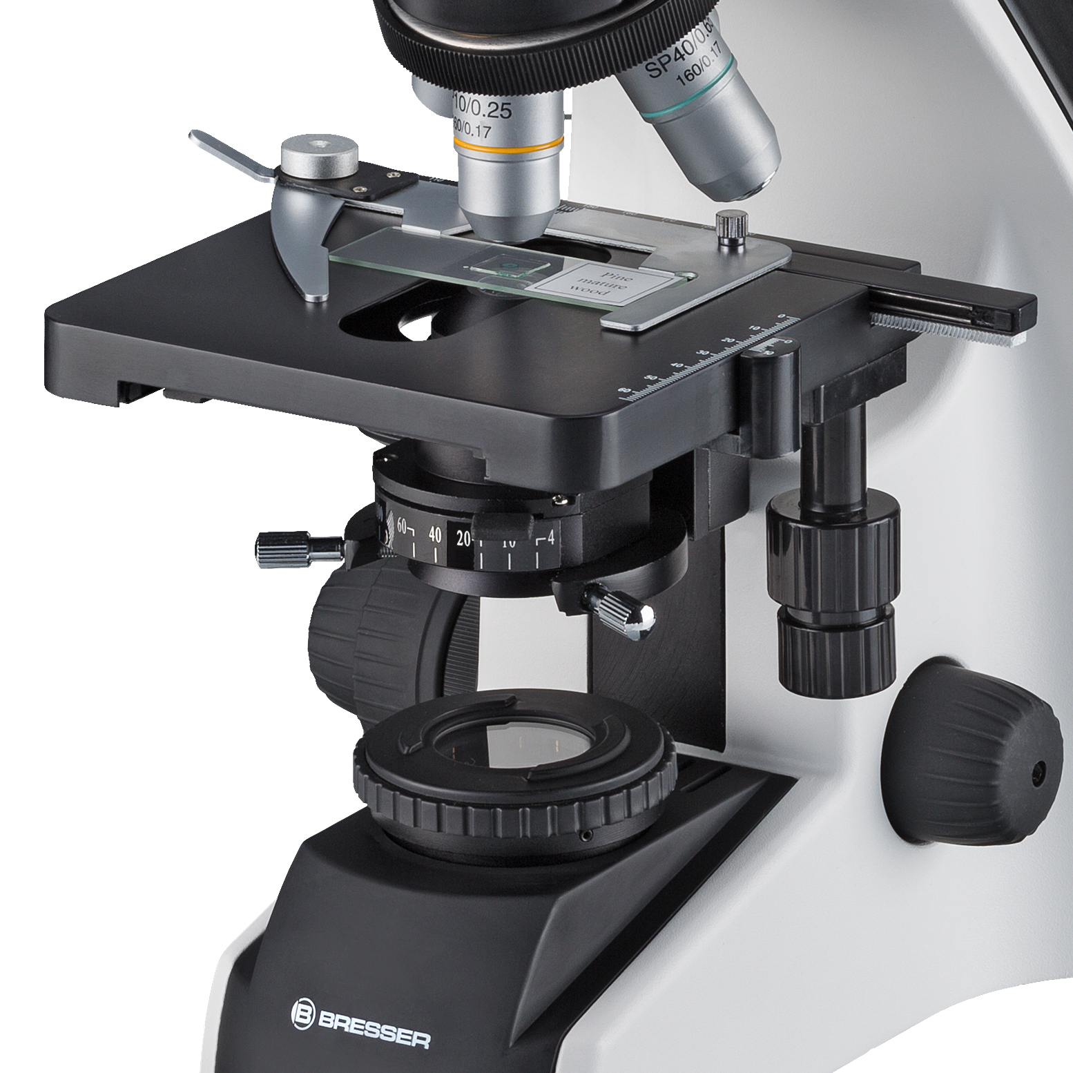 Microscopio con lentes y platina. Es un primer plano de los componentes del dispositivo.