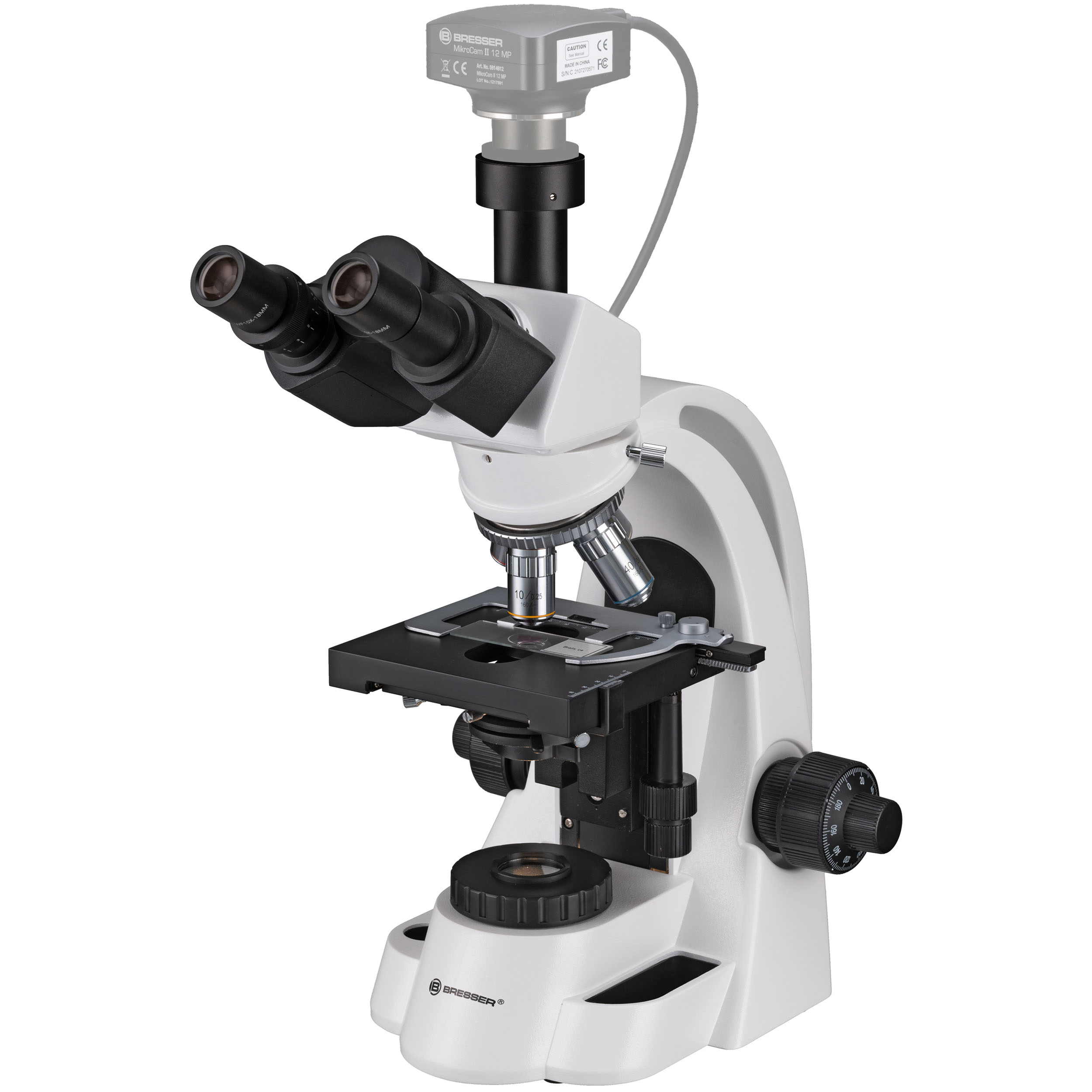 Un microscopio blanco con dos oculares y una cámara. La platina es visible.