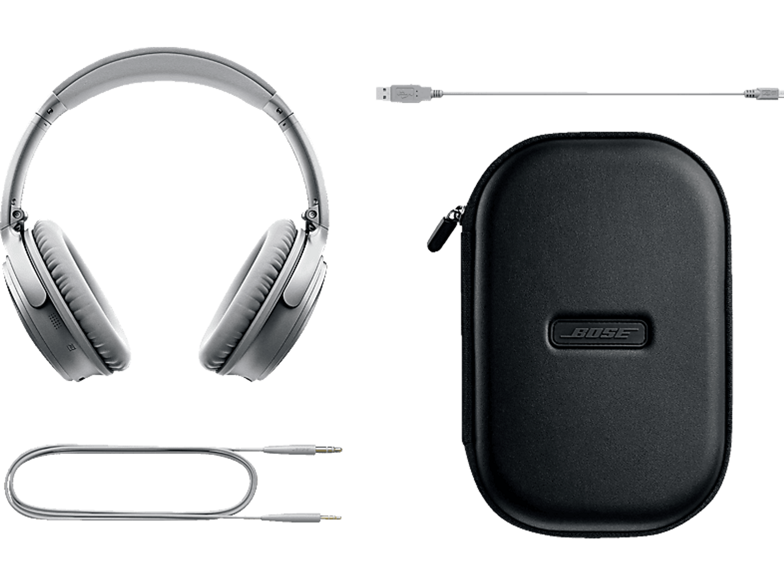 Silberne Kopfhörer, eine schwarze Tragetasche und zwei Kabel vor schwarzem Hintergrund. Die Tasche hat das Bose-Logo.