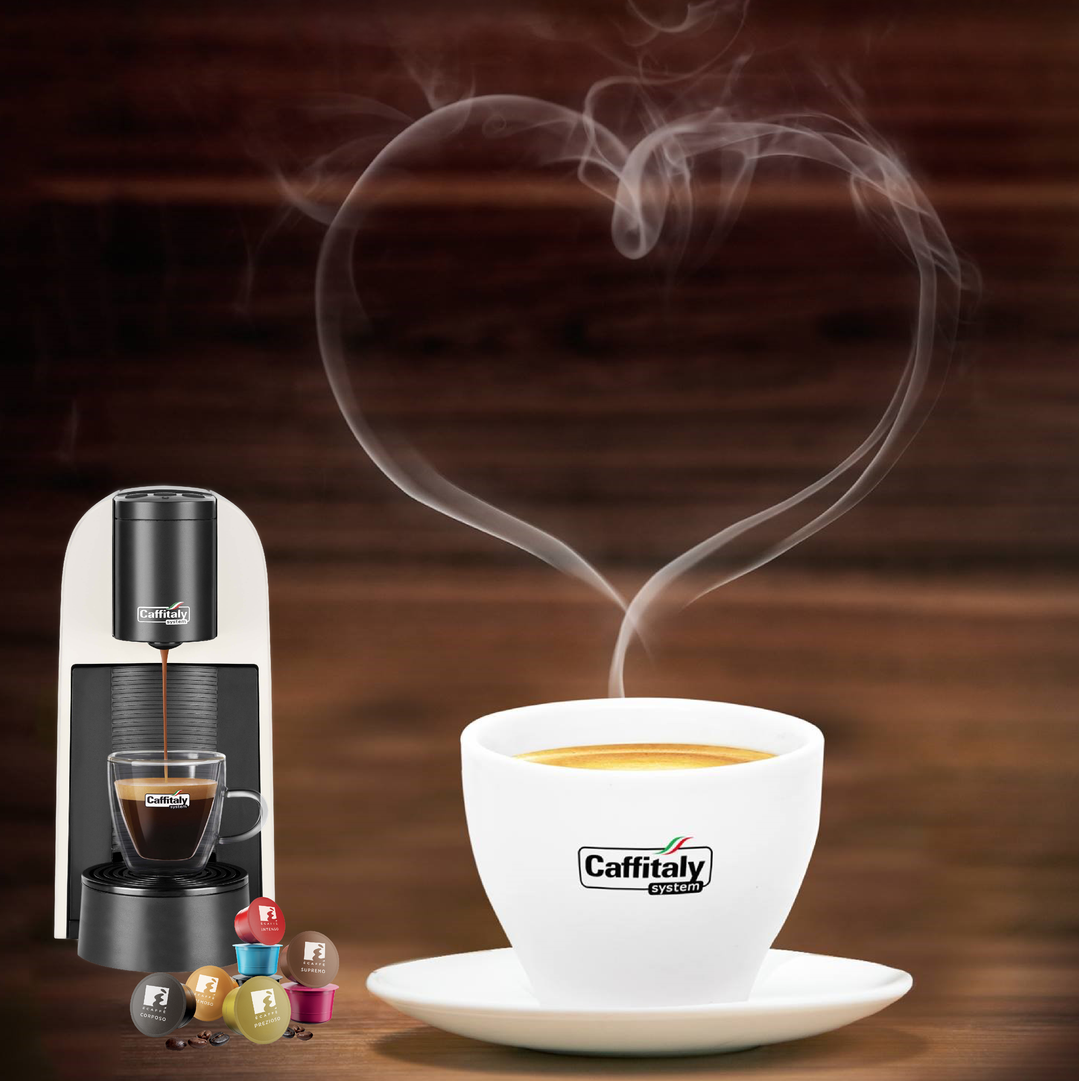 Kaffeemaschine mit einer Tasse Kaffee, Dampf in Herzform auf Holzgrund.