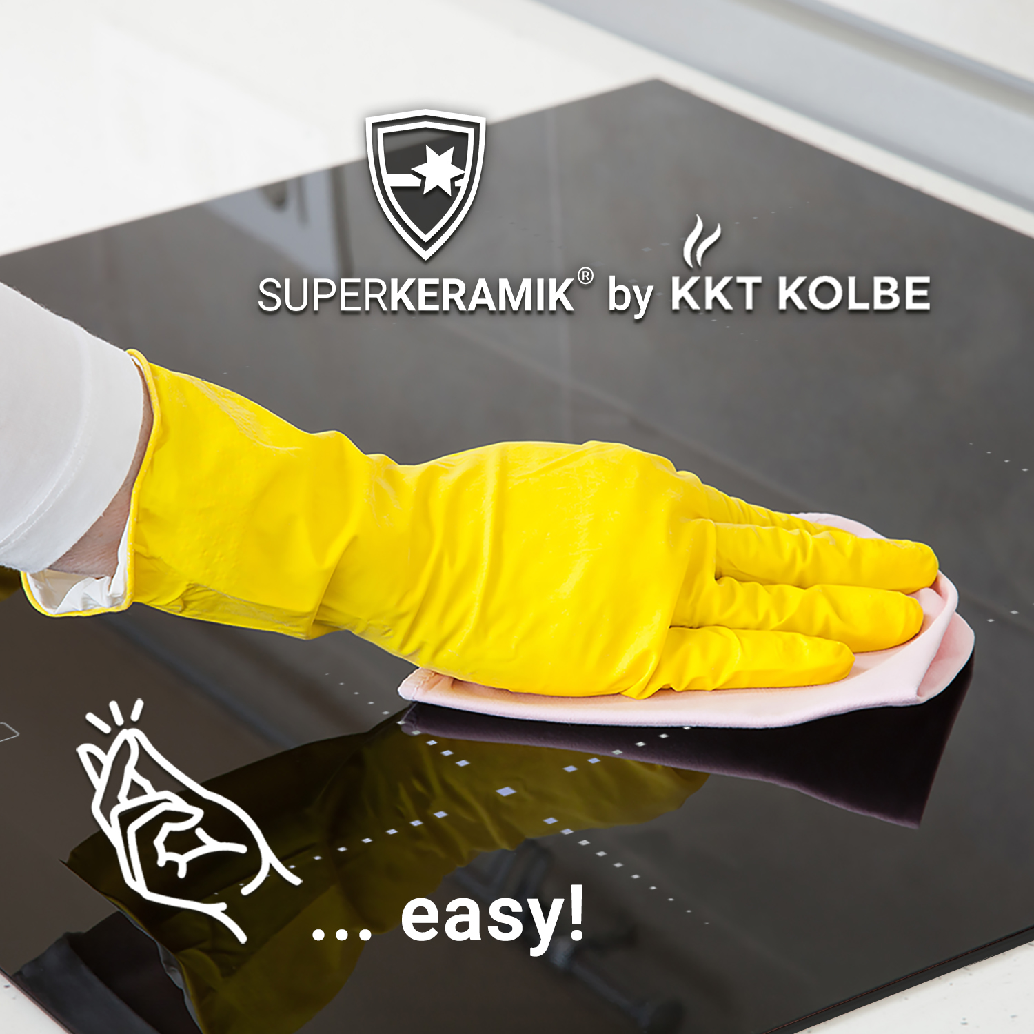 Hand in gelbem Handschuh reinigt schwarzes Kochfeld, mit Text und Logo.