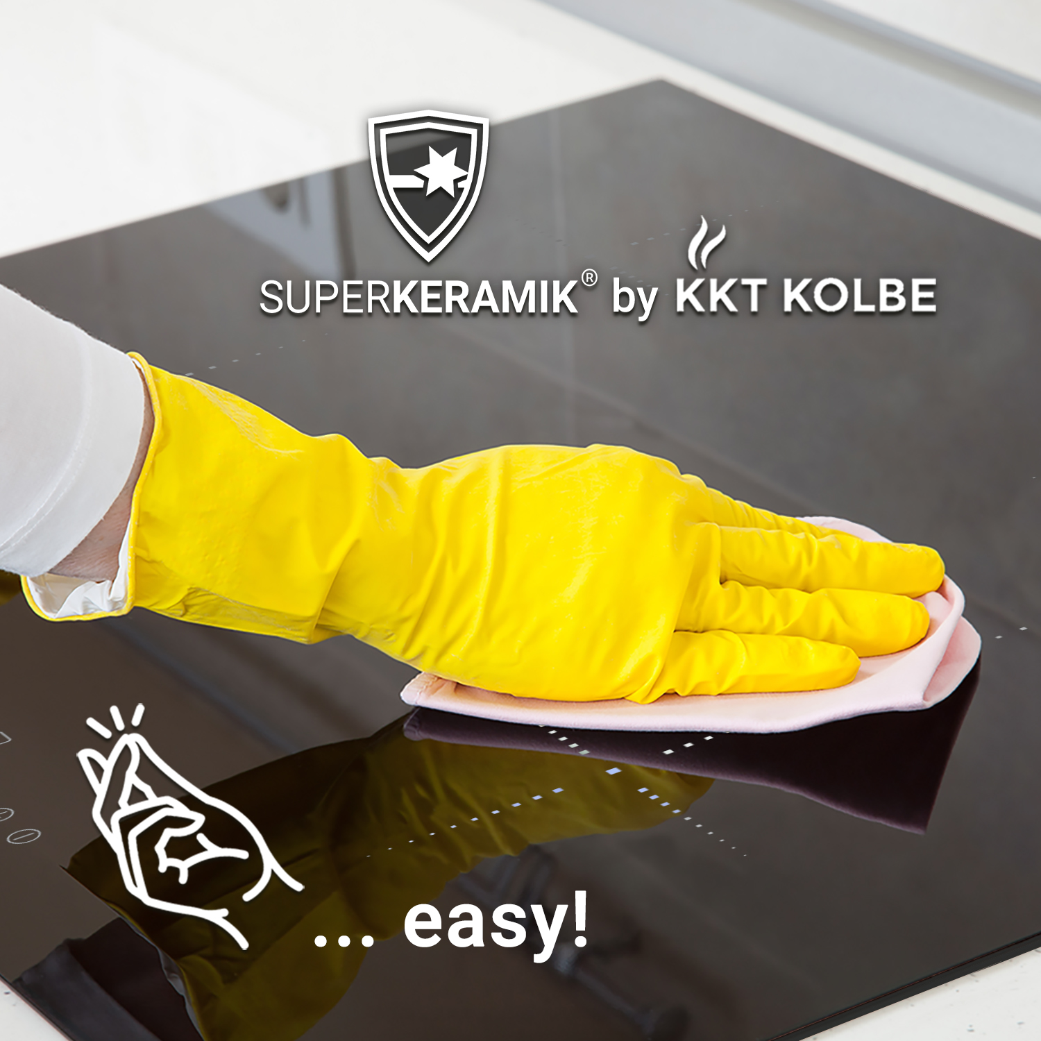 Hand in gelbem Handschuh wischt mit einem rosa Tuch über ein schwarzes Kochfeld. Der Text lautet 'easy!'