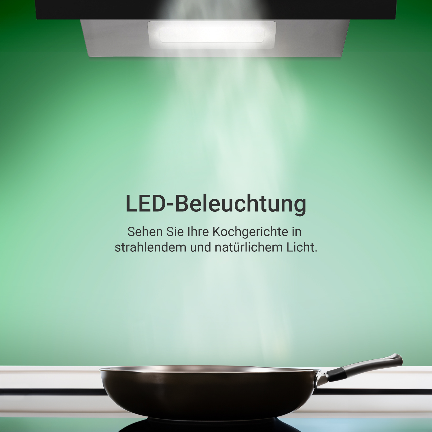 Una cucina con una padella sul piano cottura e una cappa con illuminazione a LED sopra.