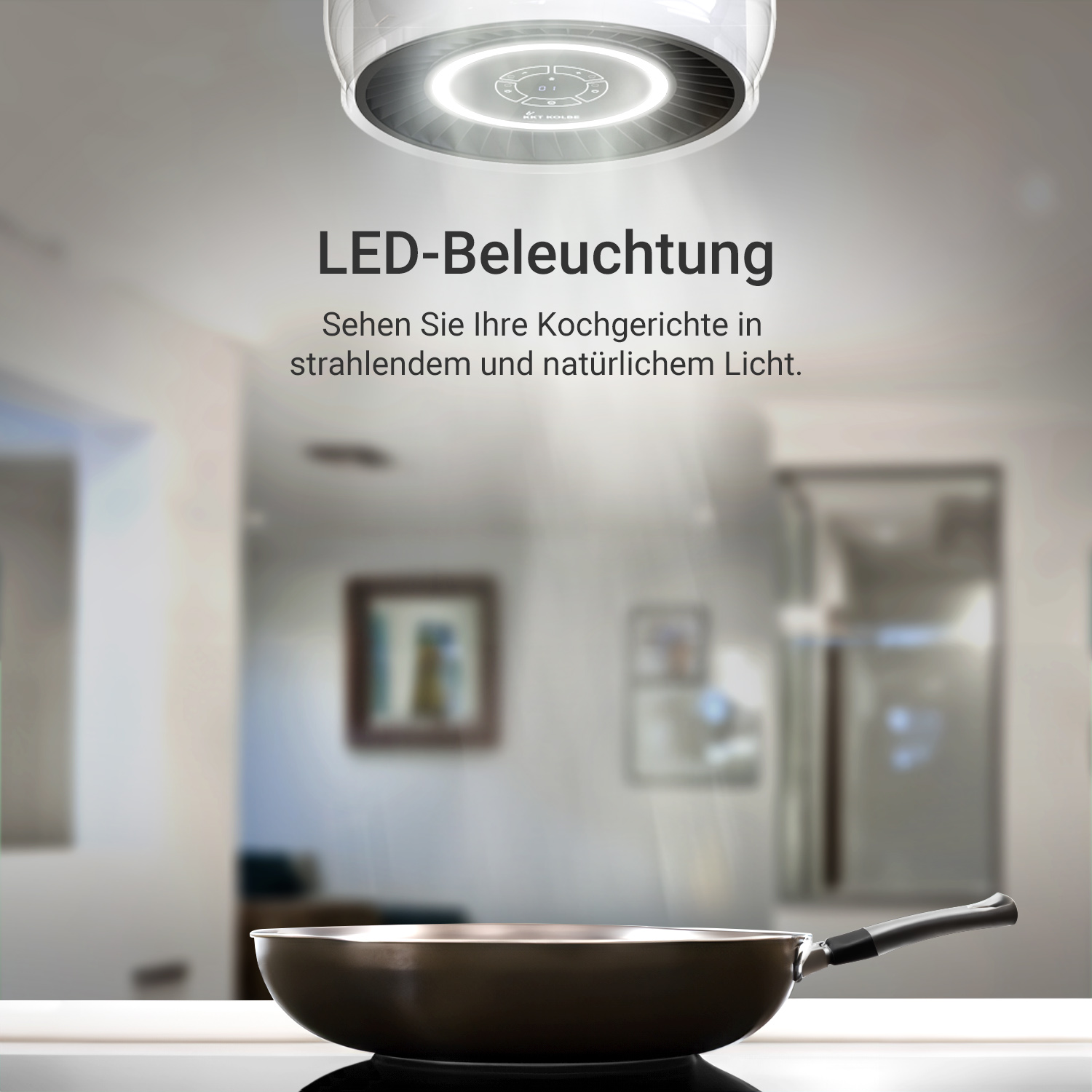 Eine Küchenszene mit einer Pfanne unter einer weißen Dunstabzugshaube mit LED-Beleuchtung. Die Beleuchtung ist fokussiert.