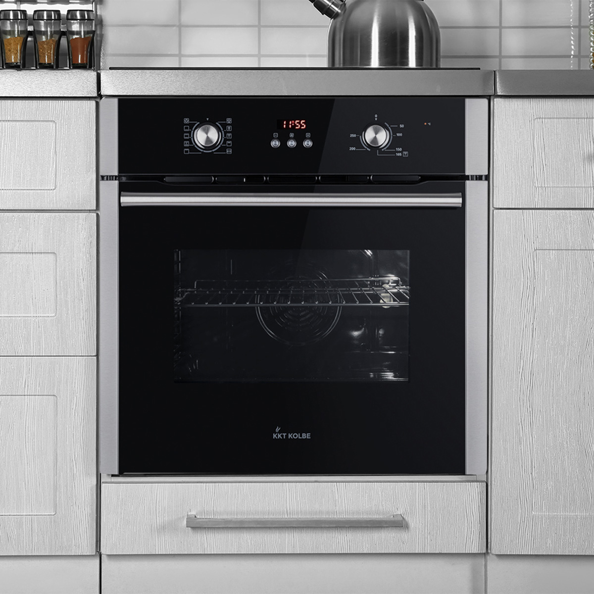Einbaubackofen mit Digitalanzeige und Edelstahlrahmen zwischen weißen Schränken.