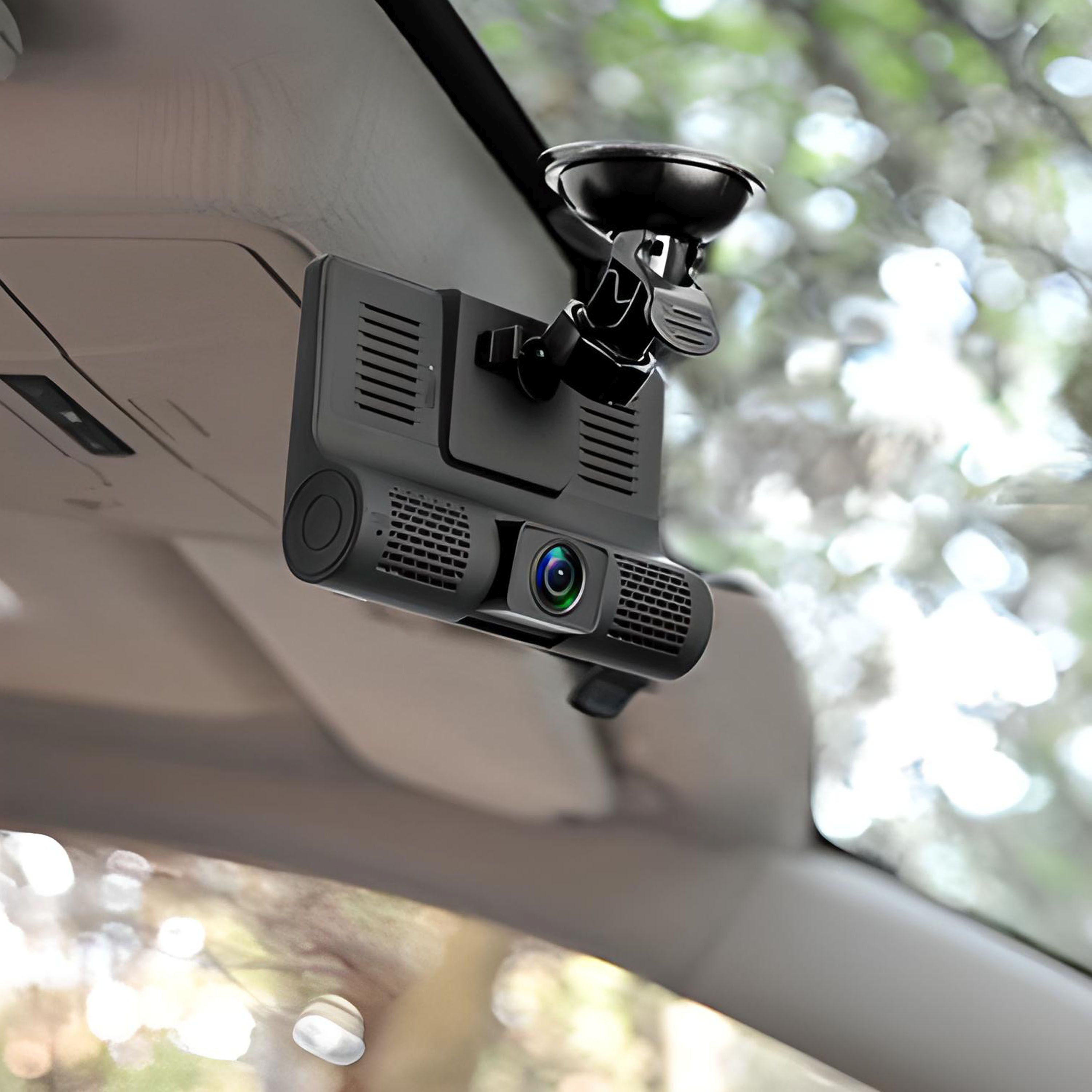 Im Auto montierte Dashcam. Sie ist schwarz mit Linse und Bildschirm.