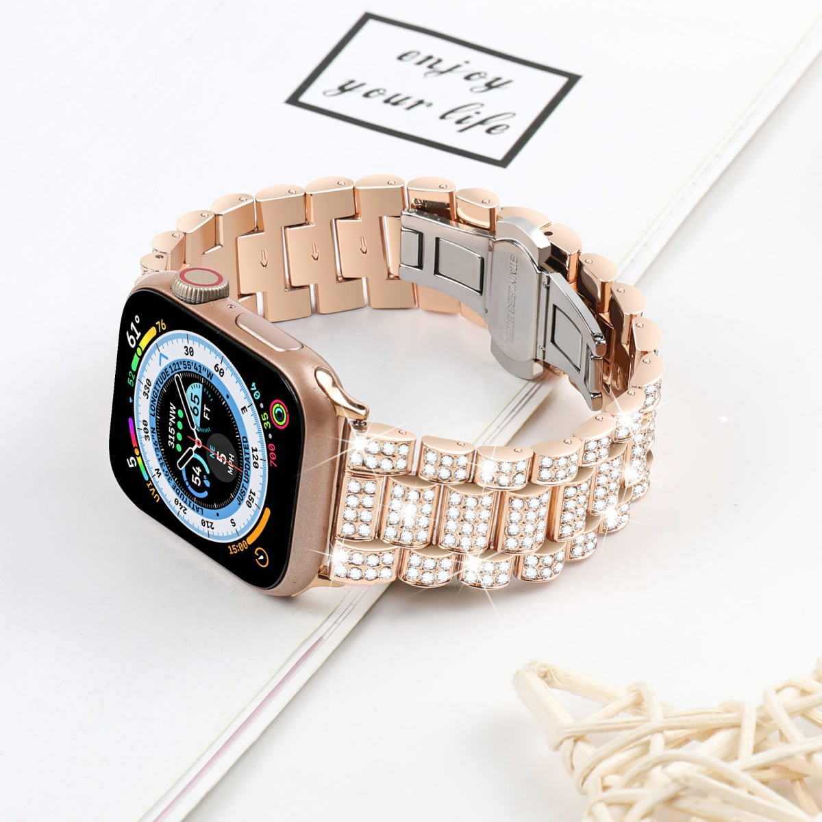 Roségoldene Apple Watch mit Schmuckband. Die Uhr zeigt Zeit- und Fitnessdaten.