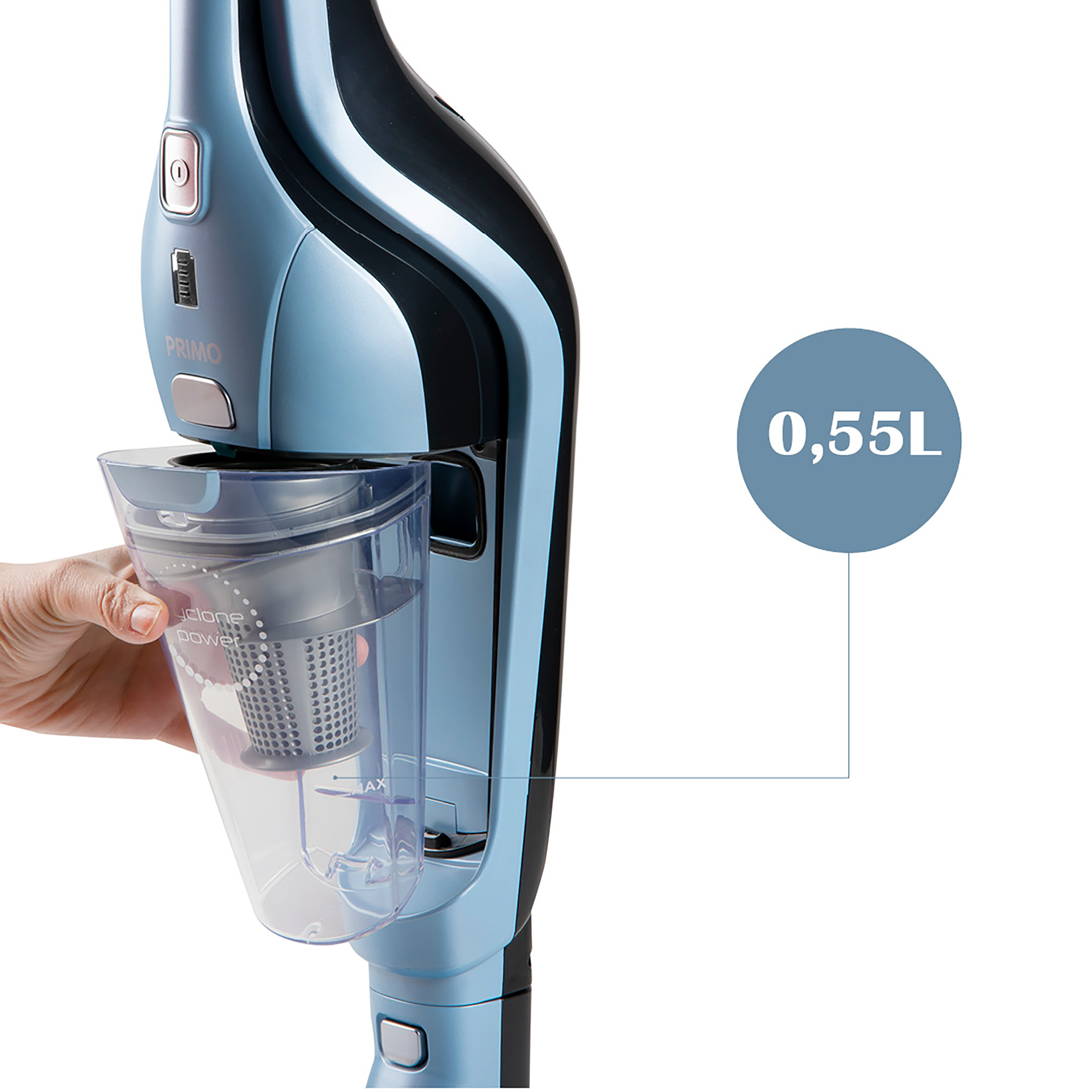 La main d'une personne tient un aspirateur. Un récipient transparent sur l'aspirateur est visible.