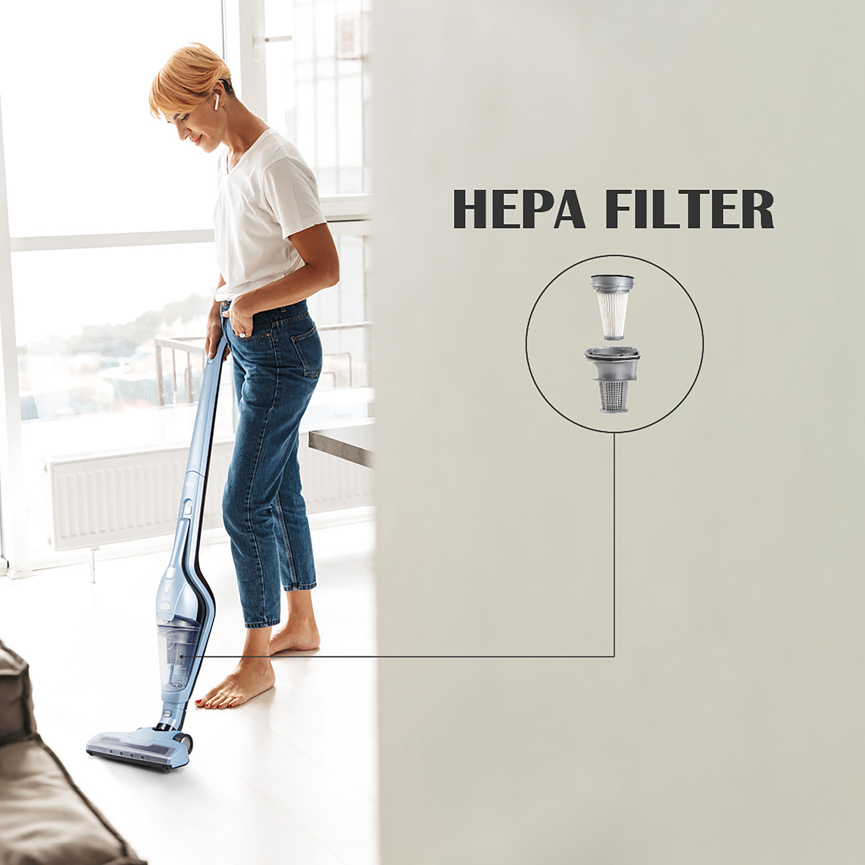 Femme passant l'aspirateur avec un aspirateur-balai bleu, avec un schéma de filtre HEPA.