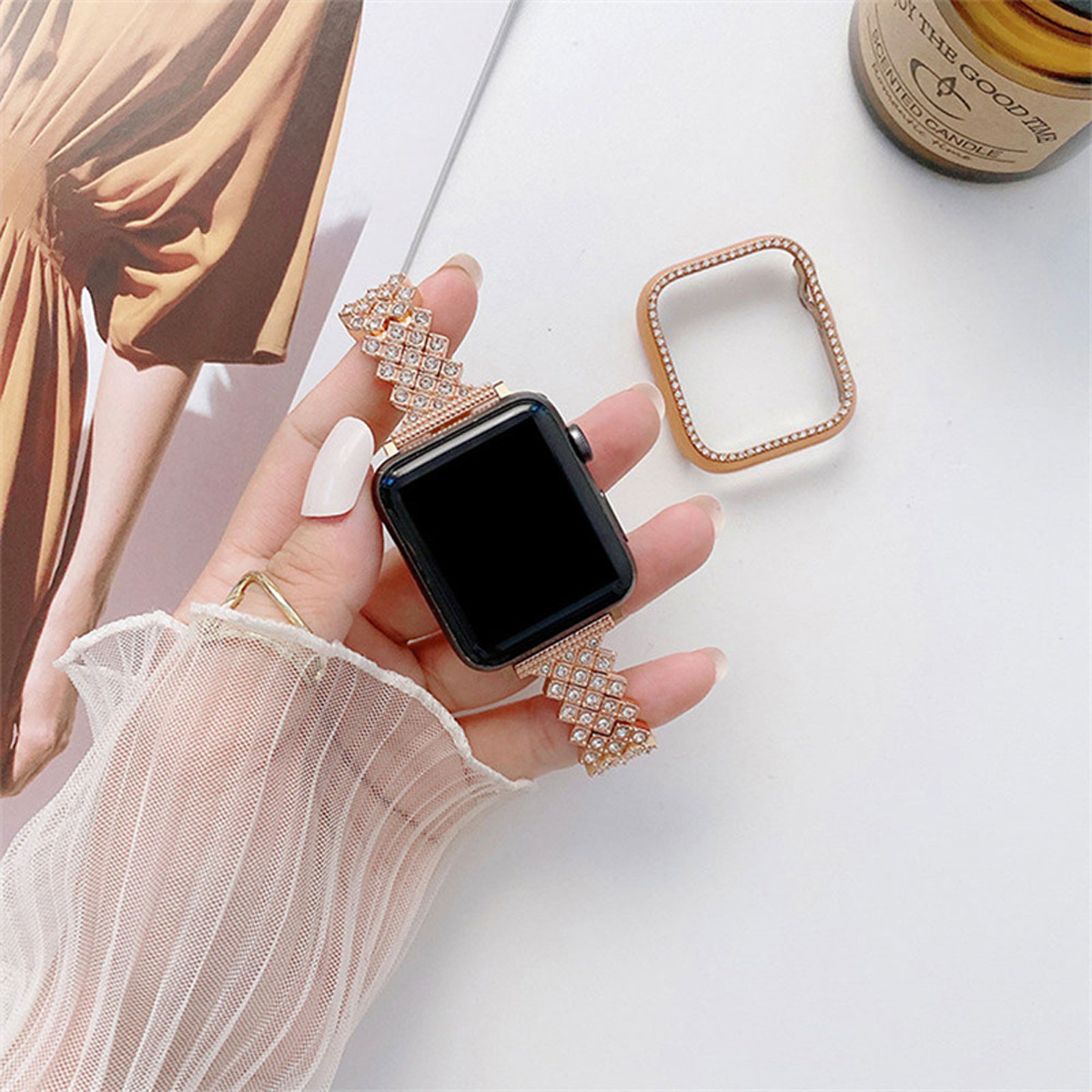 Die Hand einer Frau, die eine goldene Uhr mit Diamanten und ein goldenes Gehäuse hält.