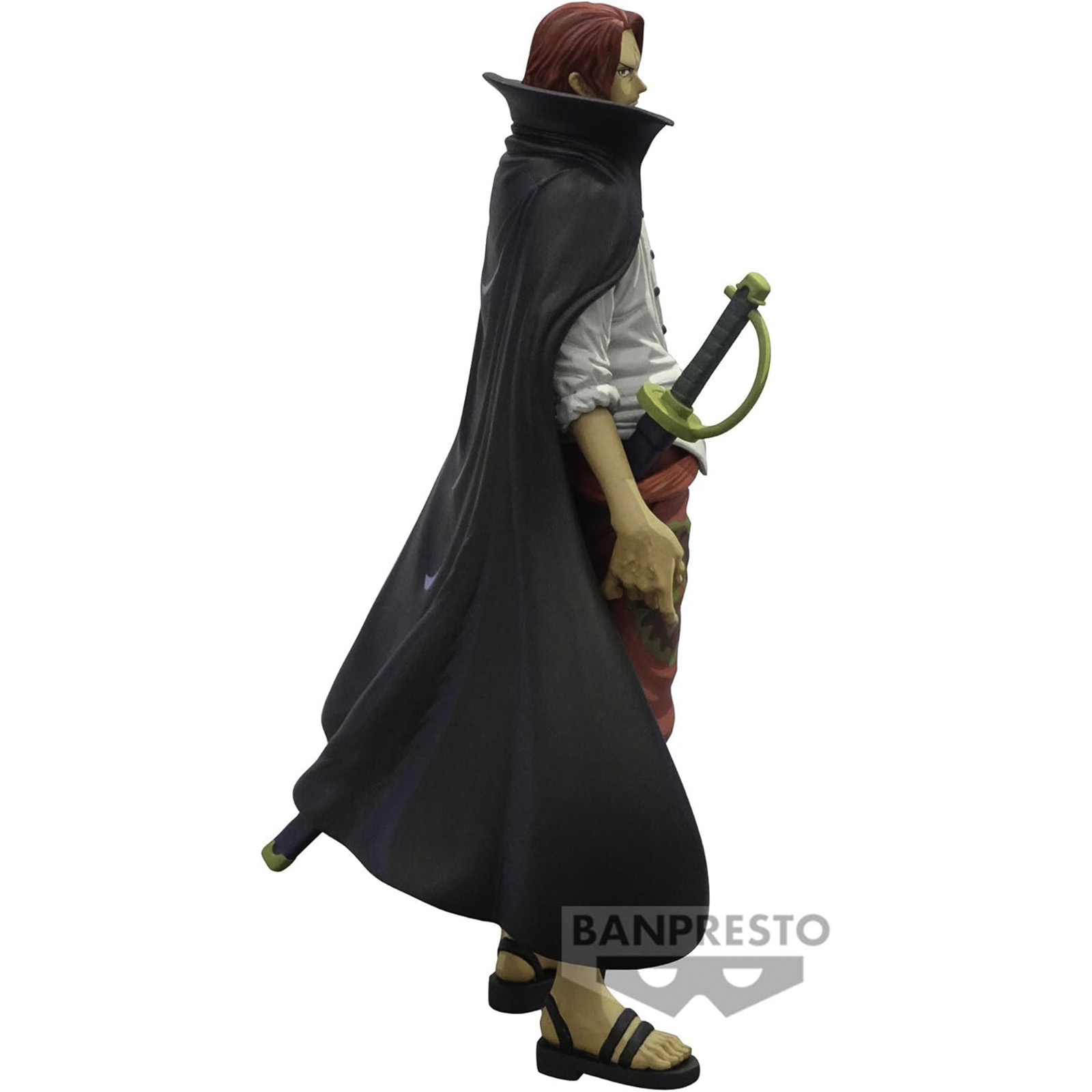 Una figura de Shanks, un personaje de manga, con pelo rojo, capa negra y una espada.