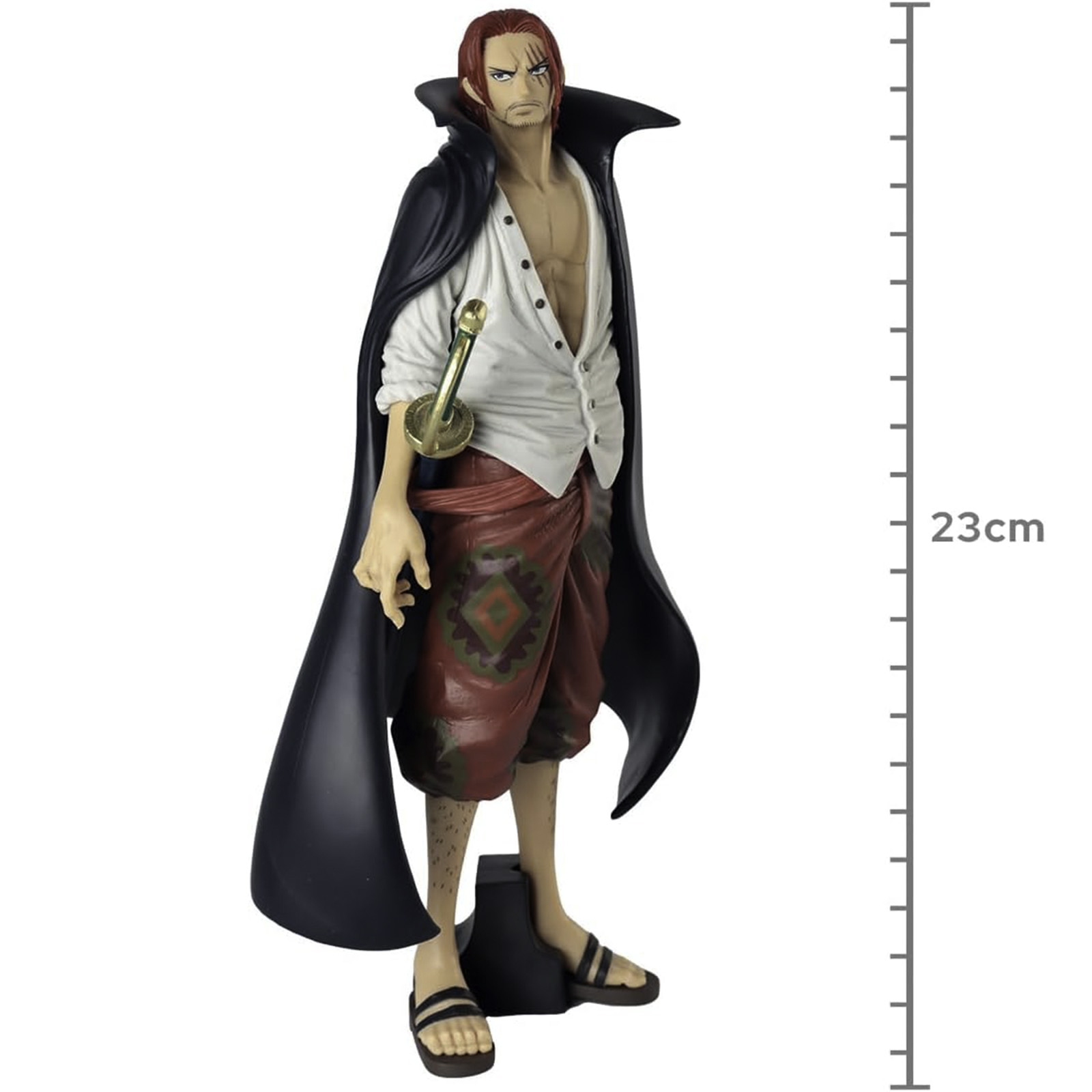 Una figura de un personaje masculino con camisa blanca y pantalones cortos rojos, sosteniendo una espada.