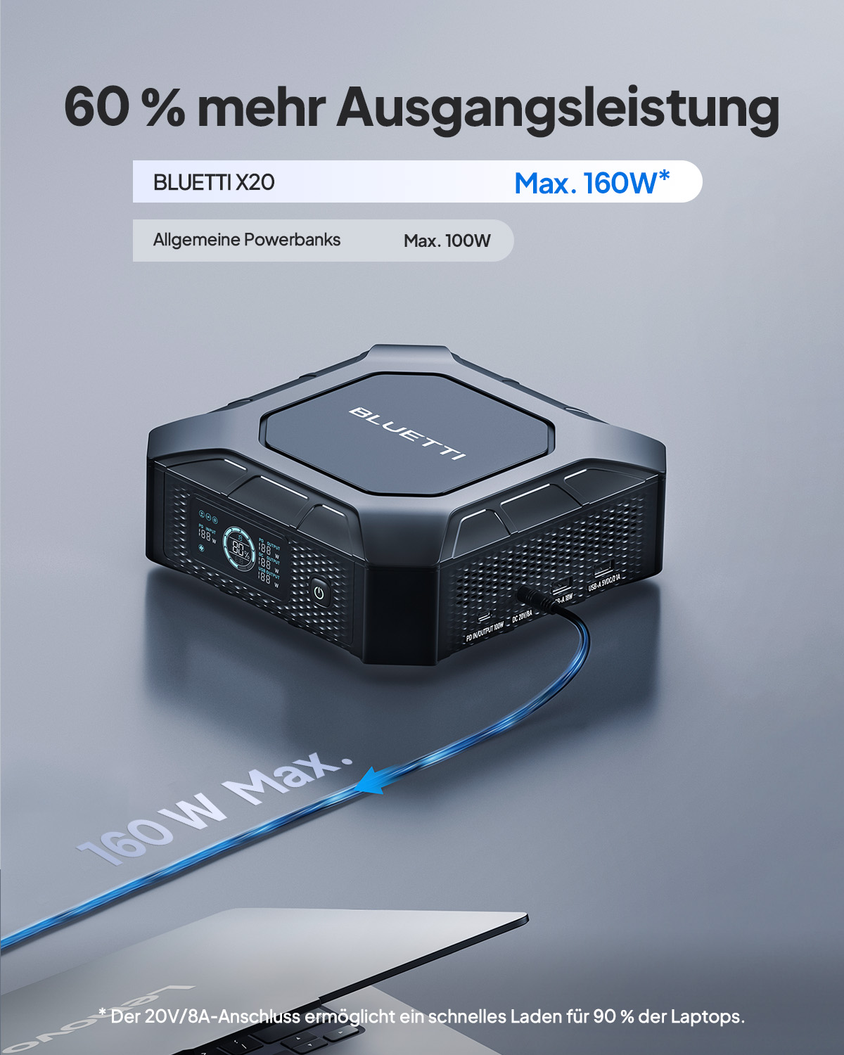 Schwarze Powerbank mit Text und Pfeil, der auf einen Laptop zeigt, blauer Hintergrund.