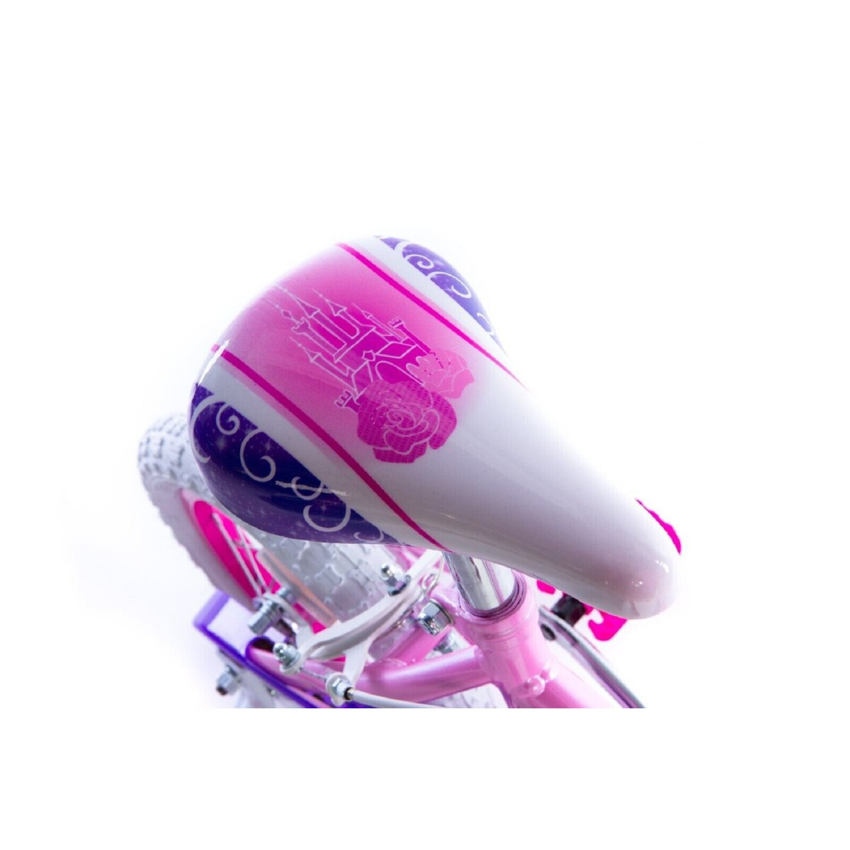 Różowo-białe siodełko rowerowe z grafiką księżniczki. Tło jest białe.