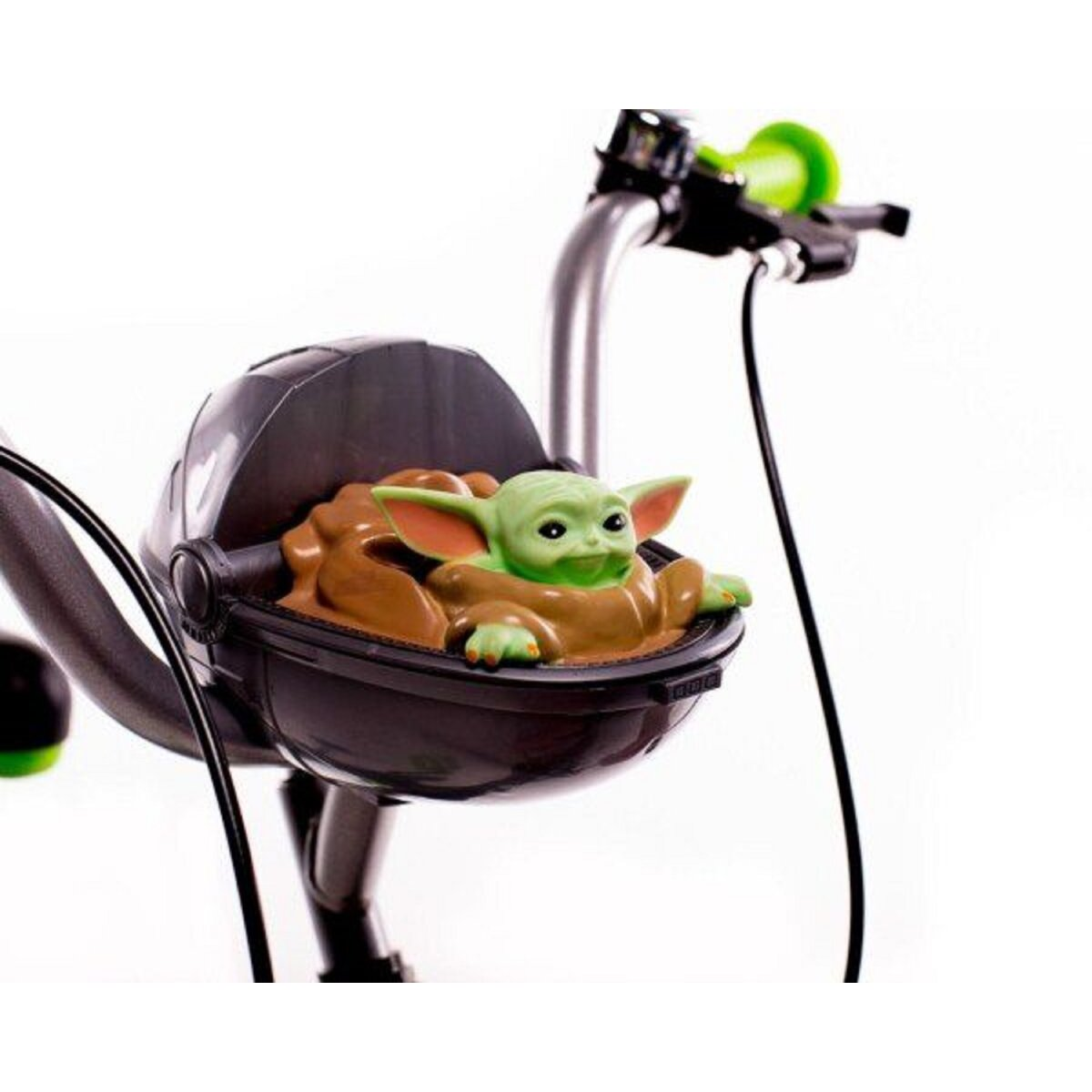 Eine grüne Yoda-Figur sitzt in einem schwarzen Kinderwagenkorb auf einem Fahrrad. Weißer Hintergrund.