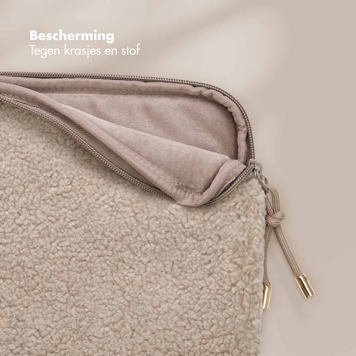 Beige, furry laptop sleeve, partially open. Text in Dutch: Protection against scratches.