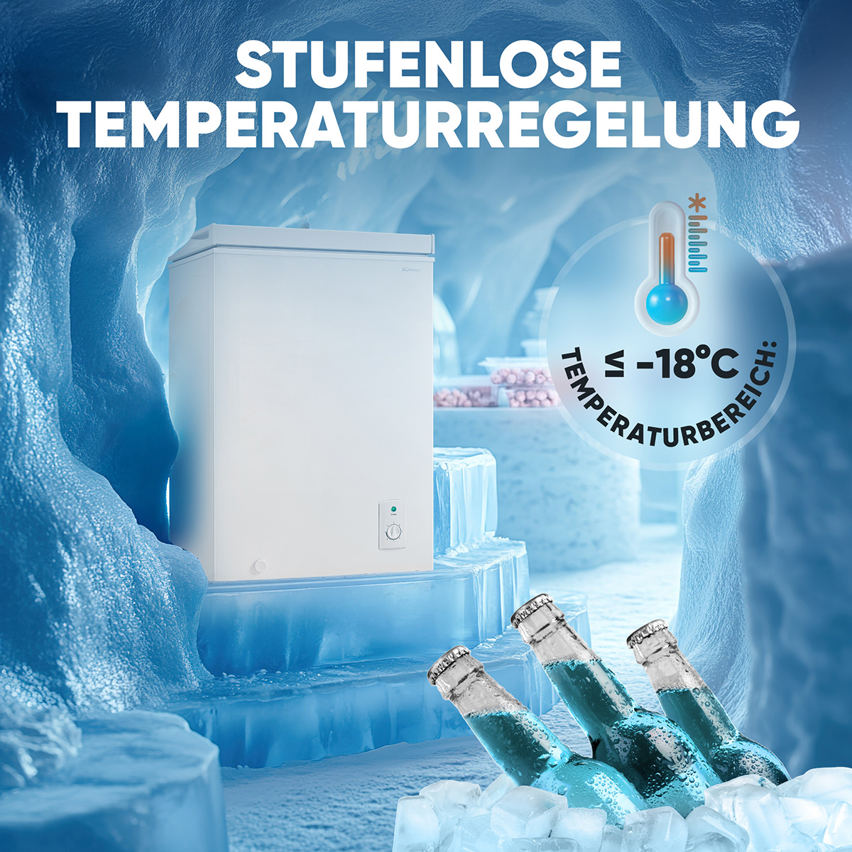 Weißer Gefrierschrank in Eishöhle. Blaue Bierflaschen mit Eis im Vordergrund.