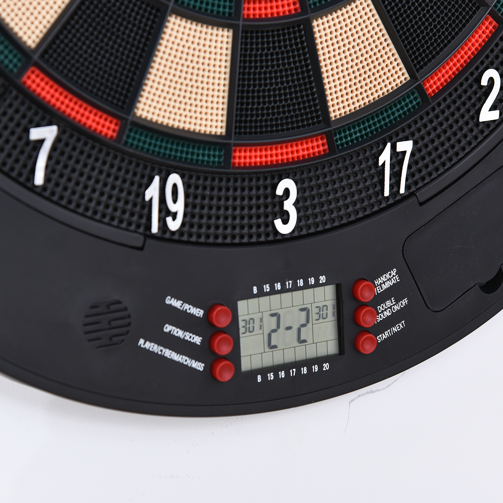 Bersaglio per freccette, con numeri e display punteggio, mostra un punteggio di 2-2, primo piano.