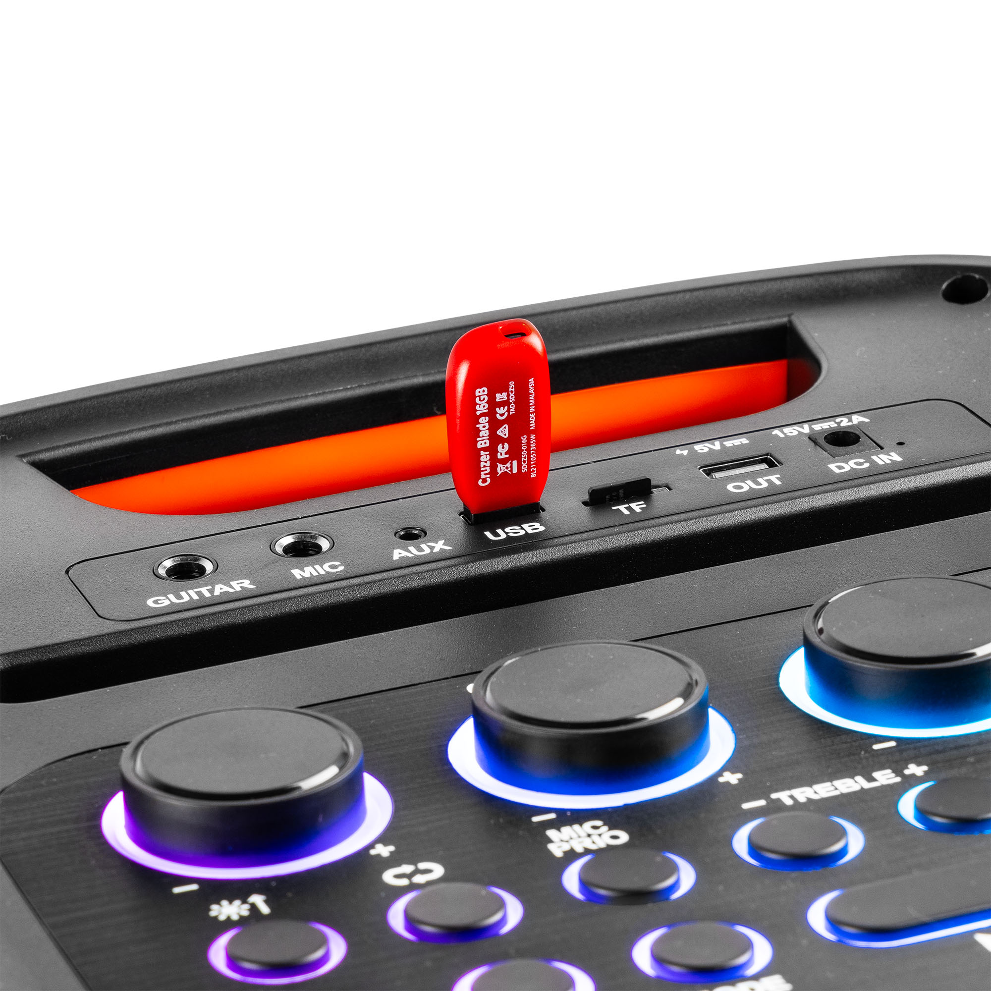 Primer plano de una unidad USB roja conectada a un mezclador de audio negro.