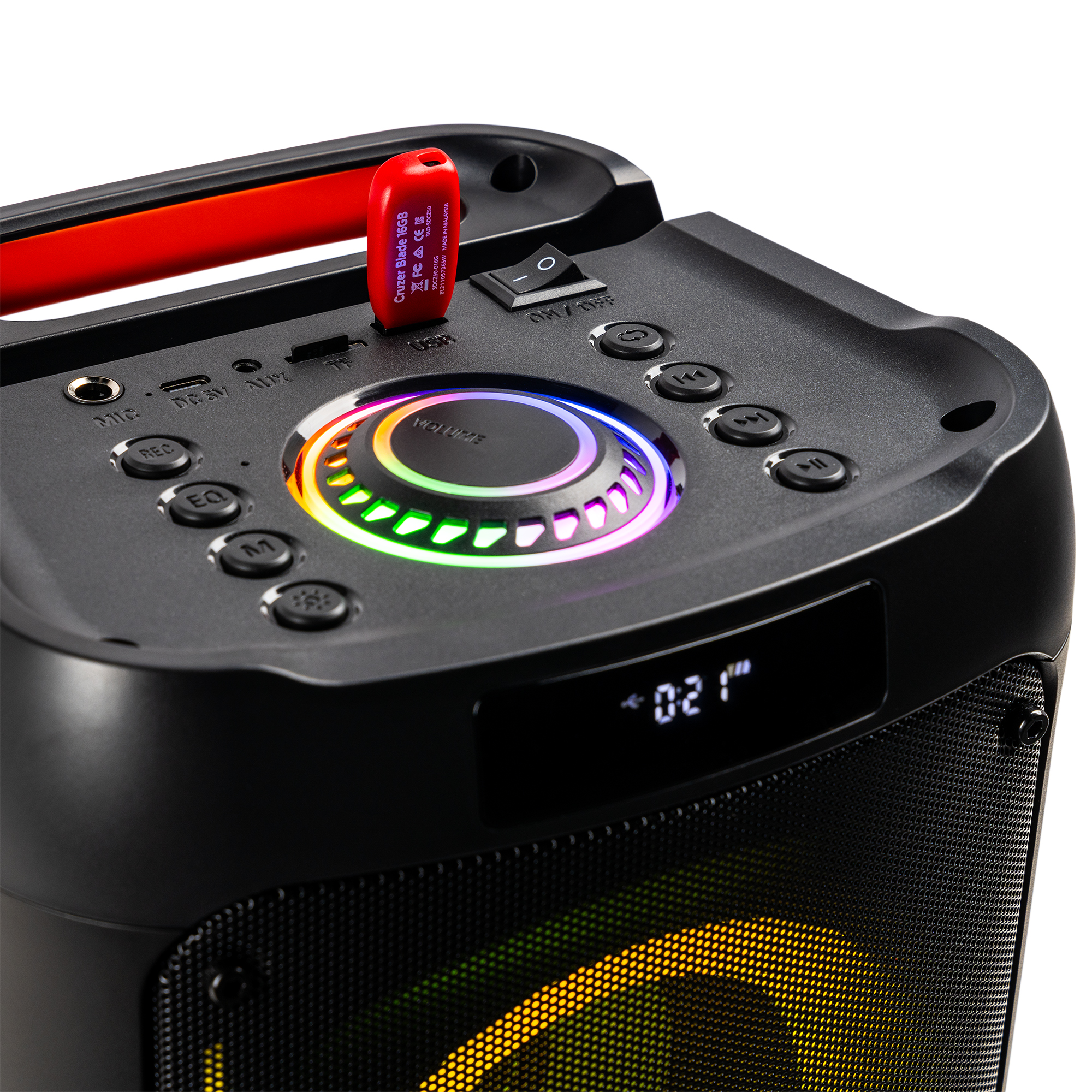 Altavoz negro con unidad USB roja. Anillo de luz colorido alrededor del mando de volumen. Fondo blanco.