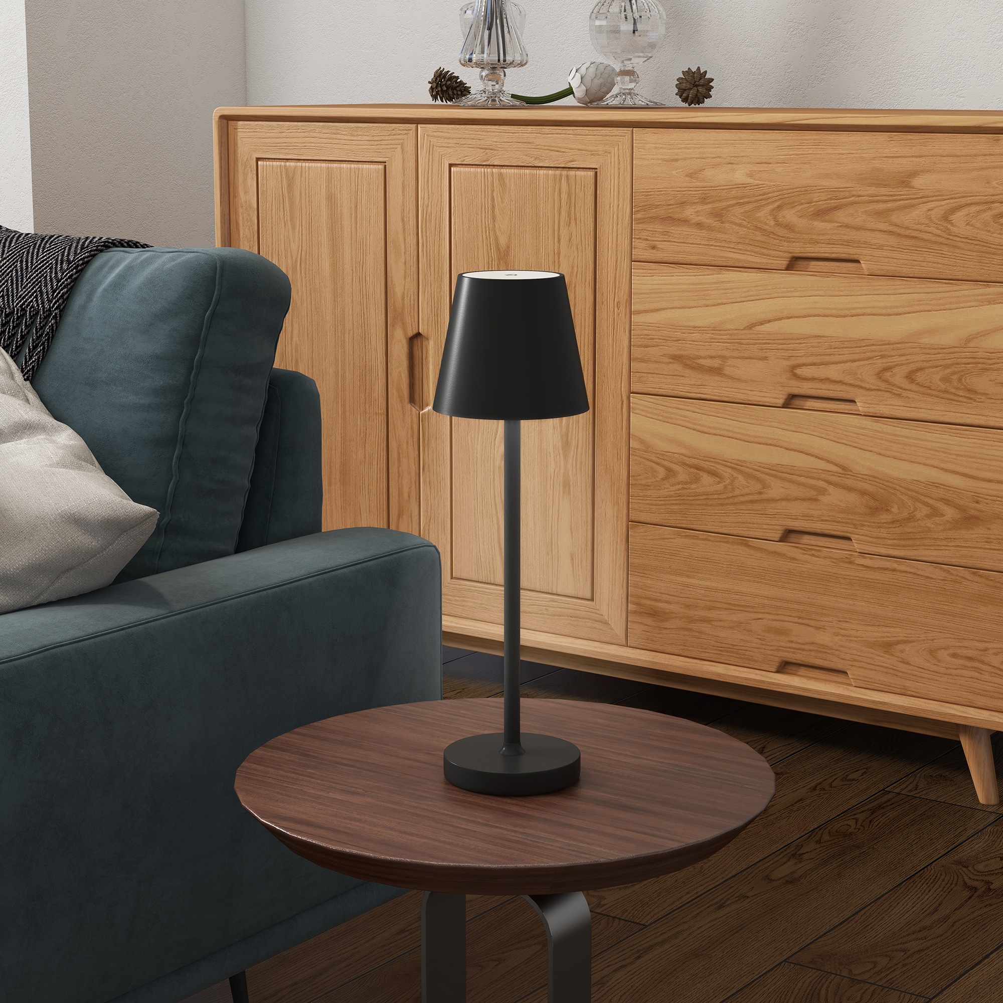 Lámpara negra en mesa madera. Sofá turquesa y aparador en el fondo.