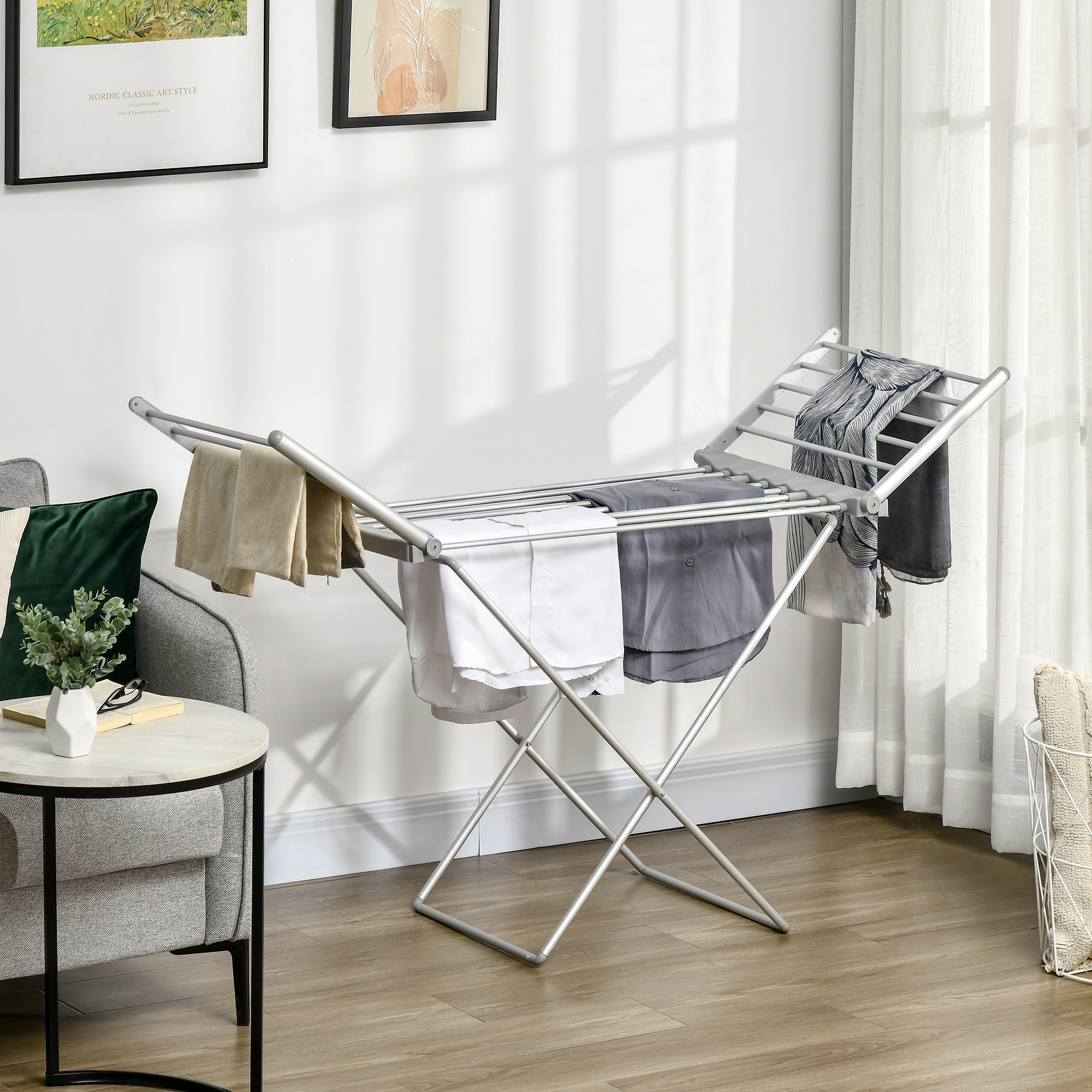 Stendibiancheria con vestiti appesi. Finestra con tende sullo sfondo.