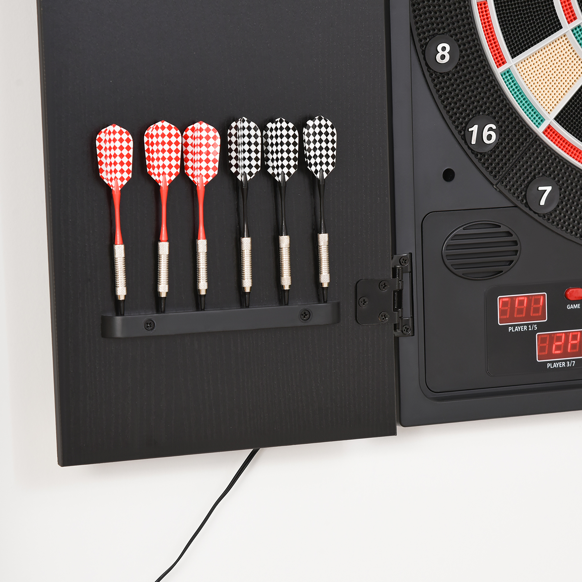 Bersaglio per freccette con freccette, numeri e display del punteggio, su sfondo nero.