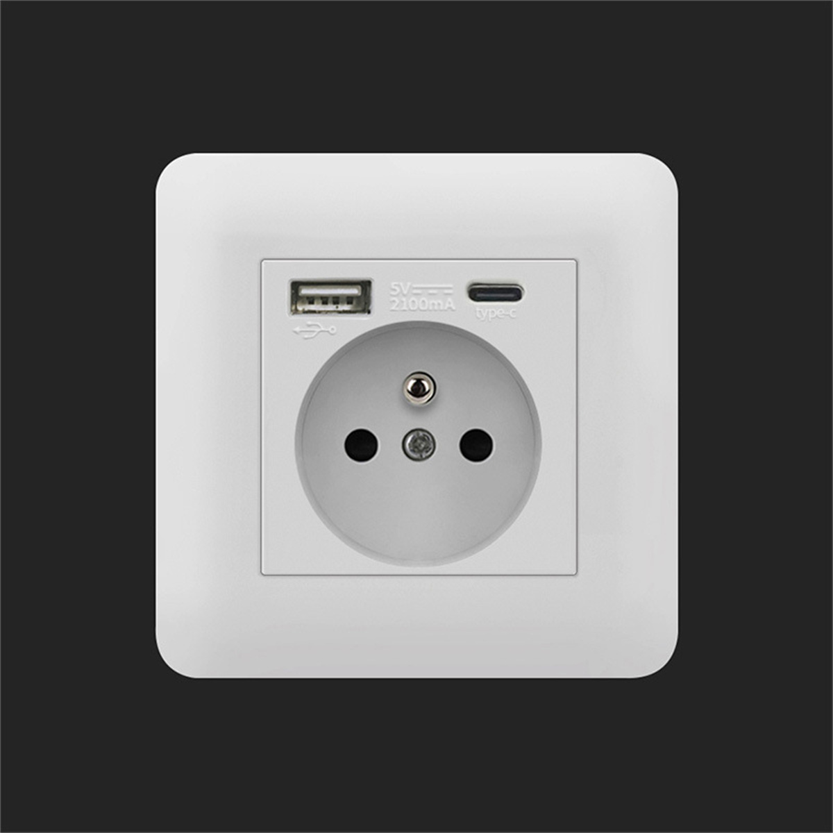 Weiße Steckdose. USB- und USB-C-Anschlüsse. Schwarzer Hintergrund.