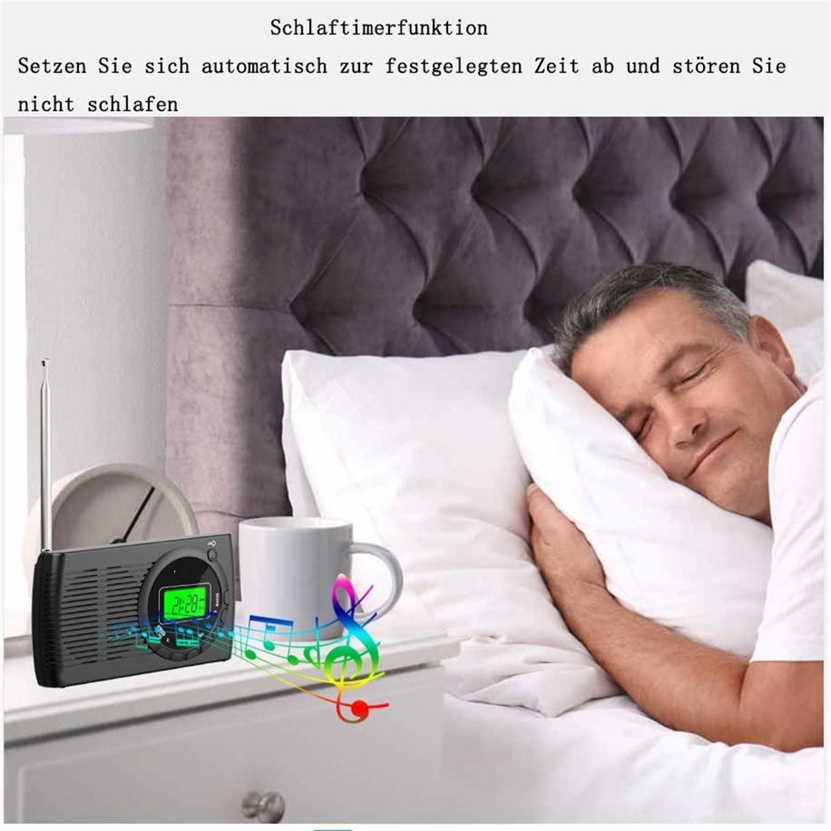 Mann schläft im Bett mit einem Radio. Ein Radio steht auf dem Nachttisch, Noten kommen heraus.