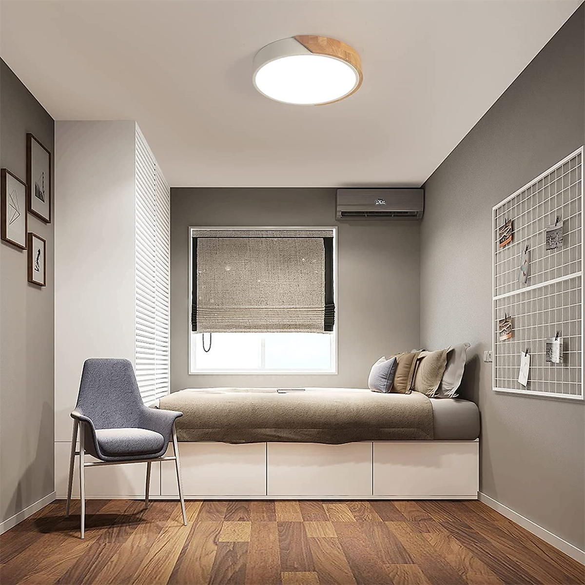 Schlafzimmer mit Bett, Stuhl und Fenster mit Jalousie. Die Wände sind grau und der Boden ist Holz.