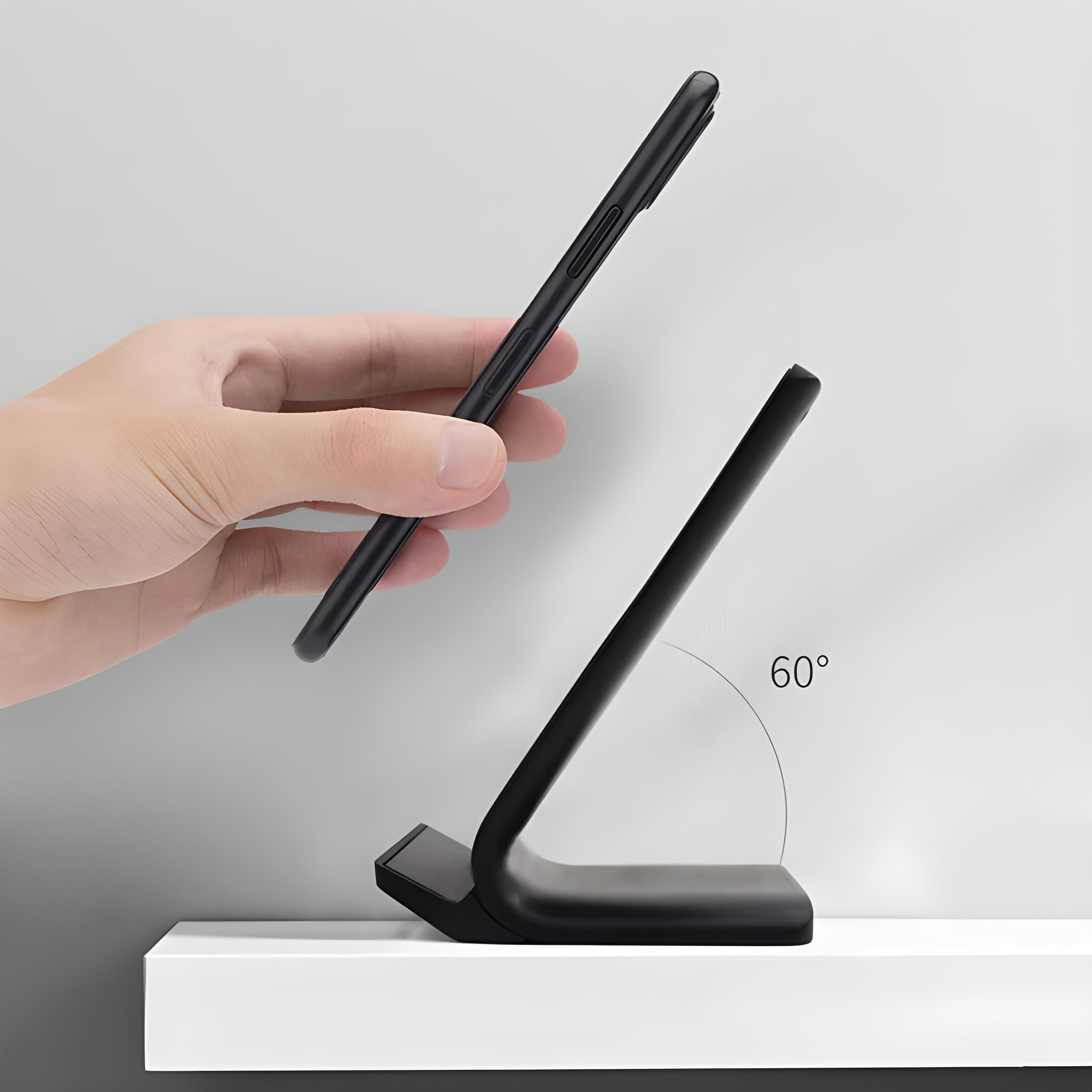 Hand, die ein schwarzes Telefon über einem abgewinkelten schwarzen Ständer hält. Der Winkel beträgt 60 Grad.