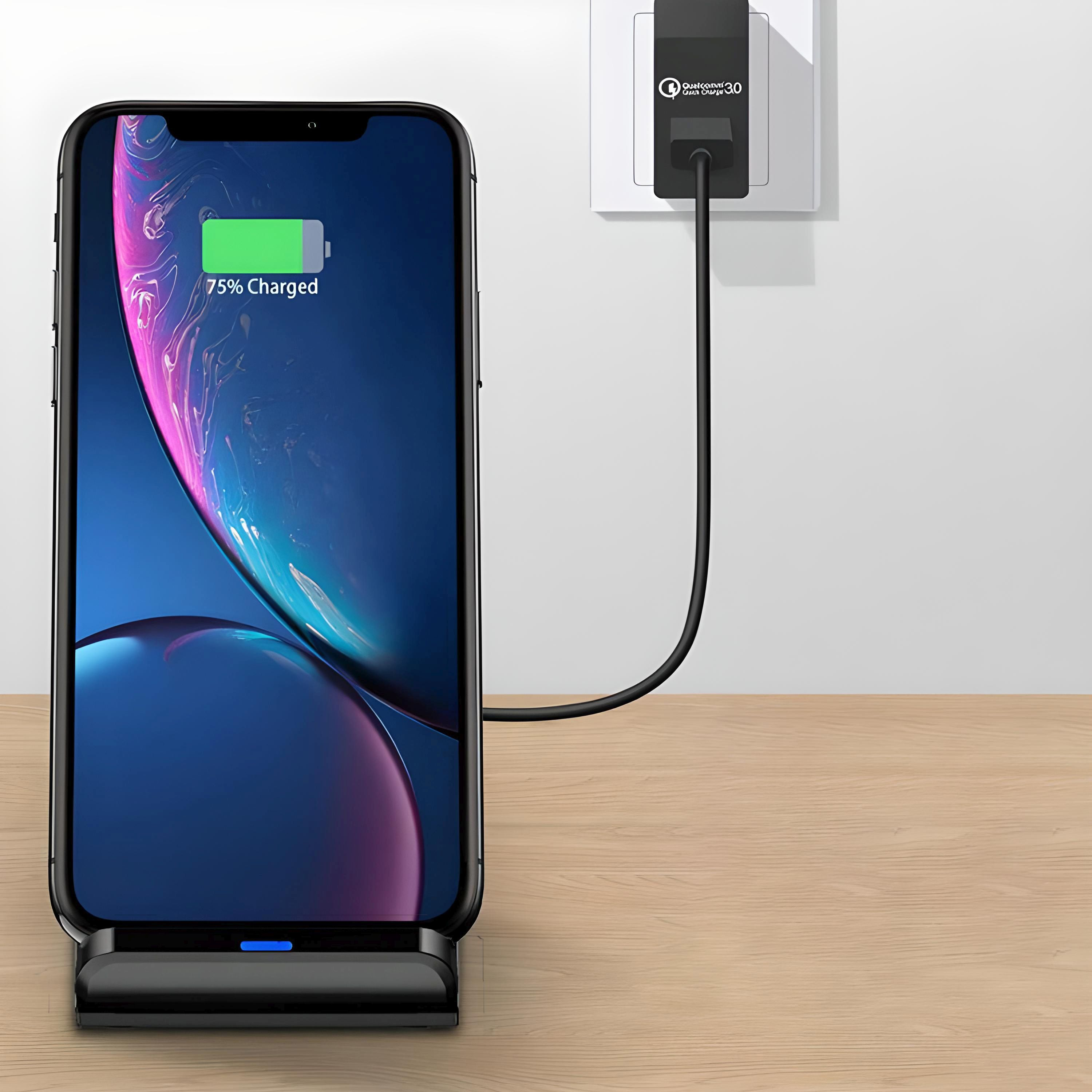 Ein Telefon auf einer Ladestation, eingesteckt in eine Steckdose. Das Telefon zeigt 75% Ladung.