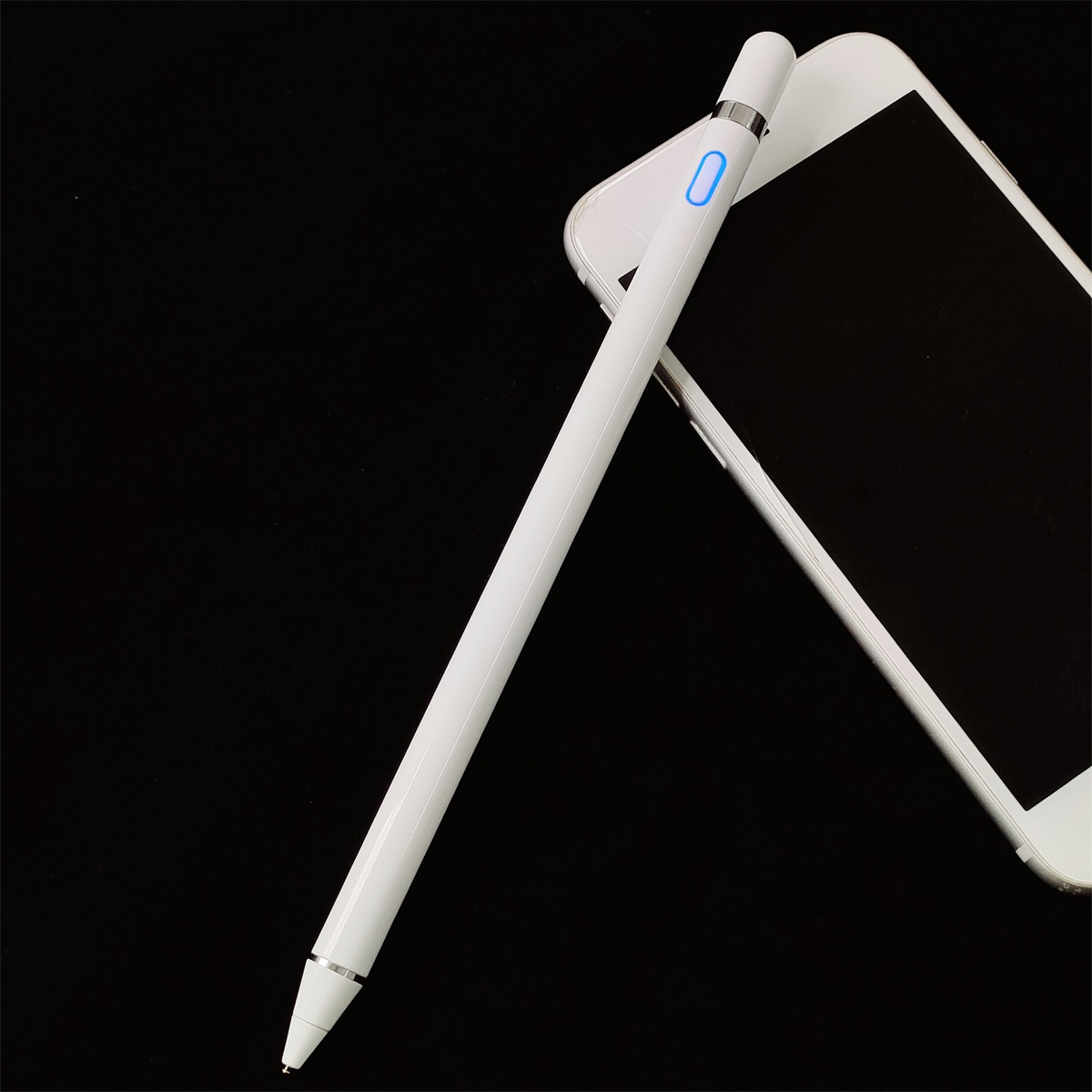 Weißer Stift auf weißem Smartphone, schwarzer Hintergrund. Der Stift hat oben ein blaues Licht.