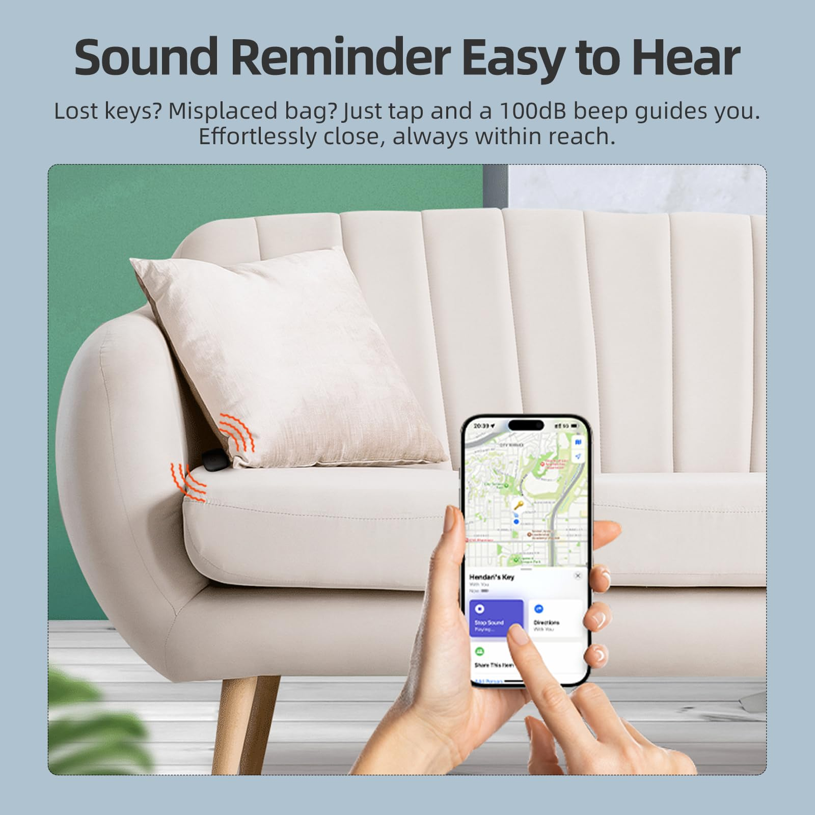 Die Hand einer Person, die ein Telefon mit Karte hält, in der Nähe eines beigen Sofas.
