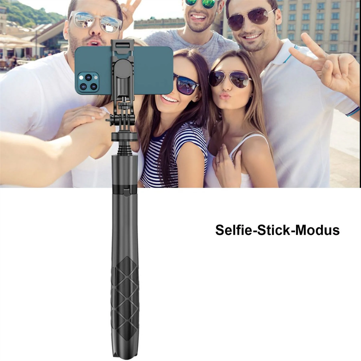 Leute machen ein Selfie mit einem Selfie-Stick. Der Stick ist ausgefahren und zeigt zur Kamera.