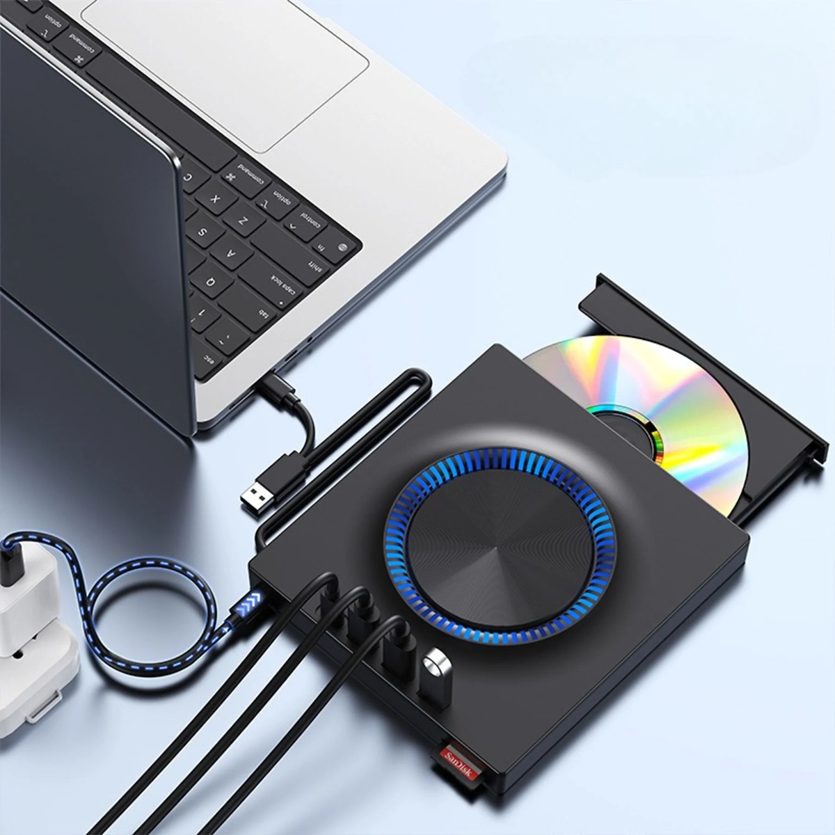 Schwarzer USB-Hub mit CD-Laufwerk und Laptop.