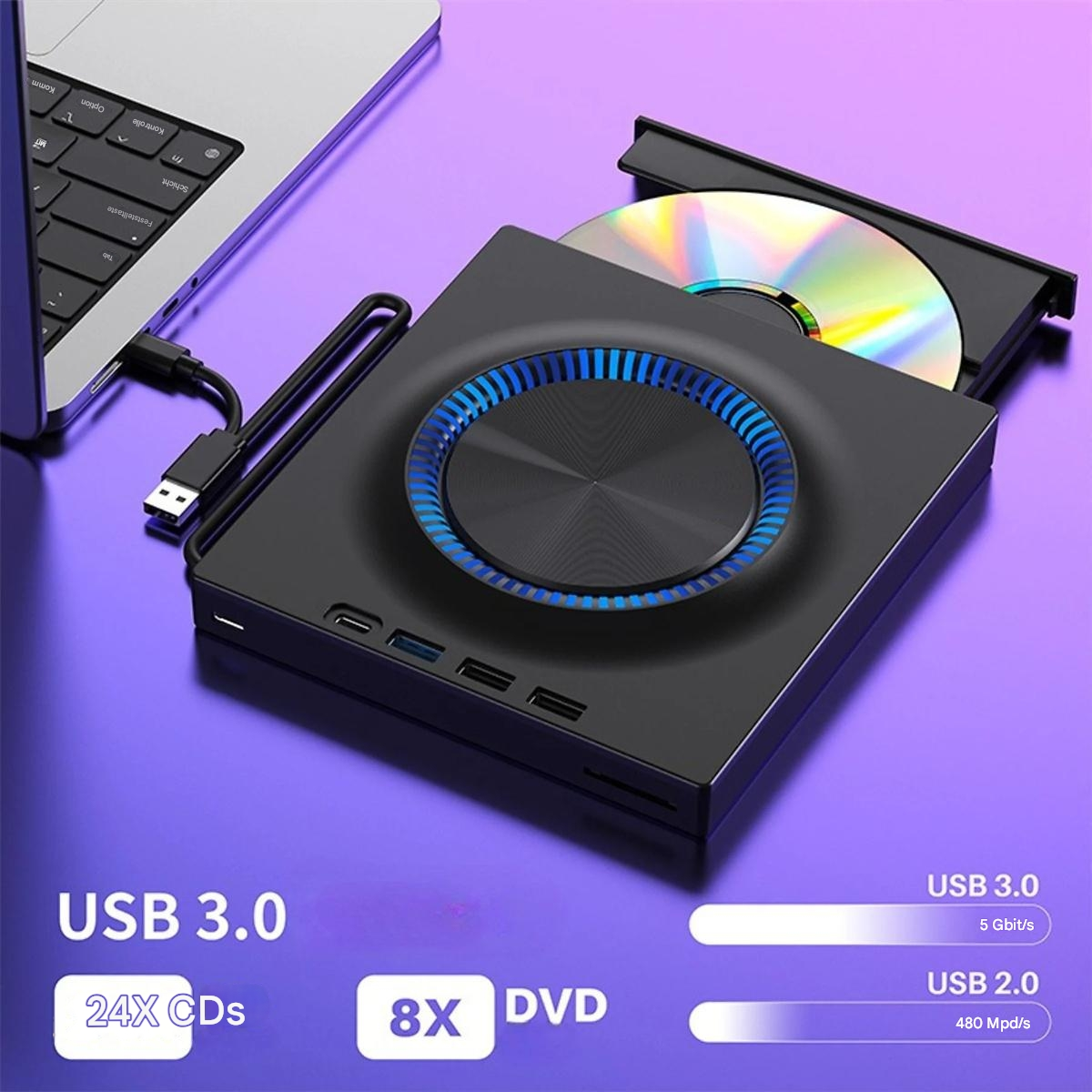 Schwarzes USB 3.0 externes DVD-Laufwerk mit eingelegter CD und Laptop im Hintergrund.