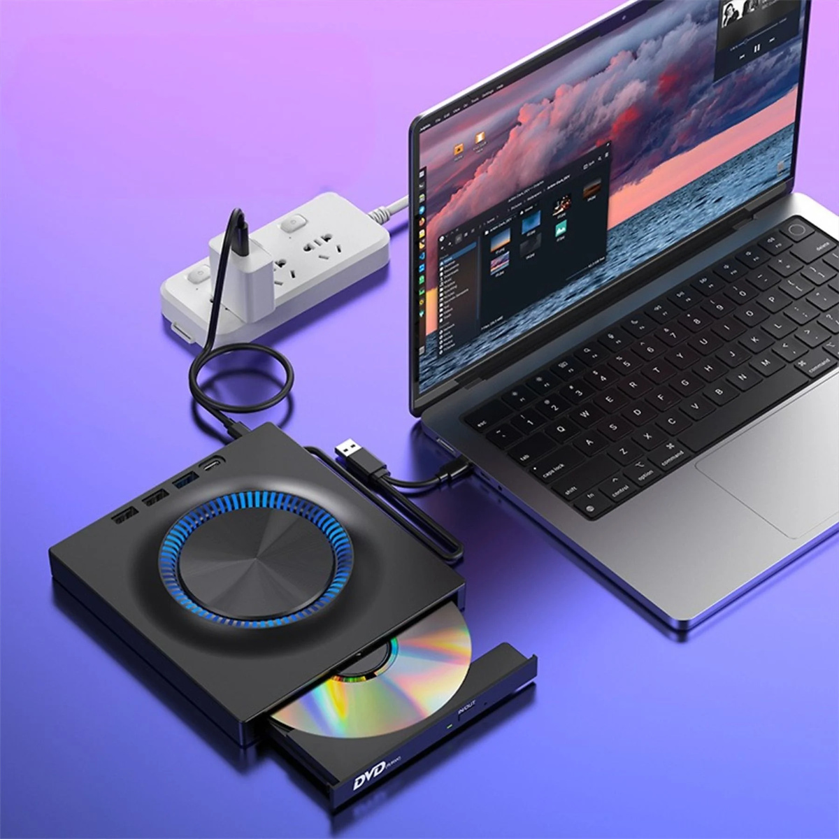 Laptop mit DVD-Laufwerk über USB verbunden. Das Laufwerk hat ein blaues Licht.