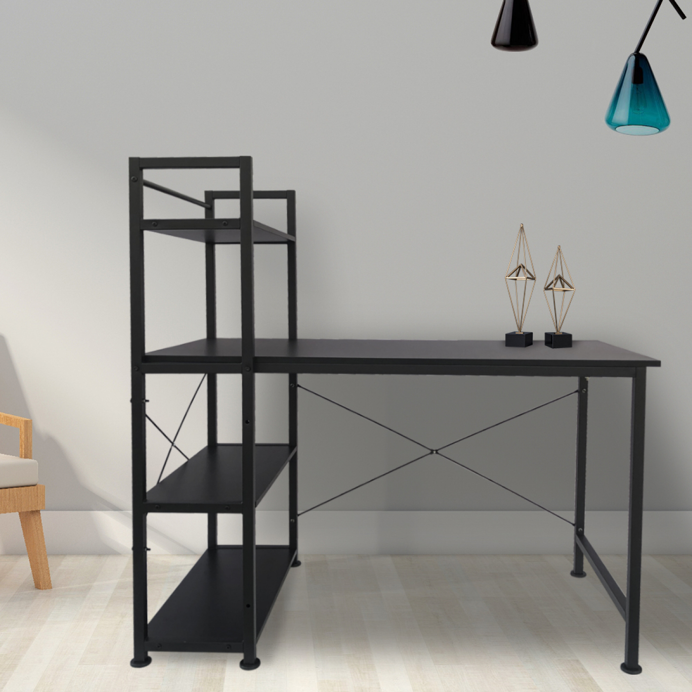 Zwart bureau met een boekenplank. Twee gouden decoratie-items op het bureau.