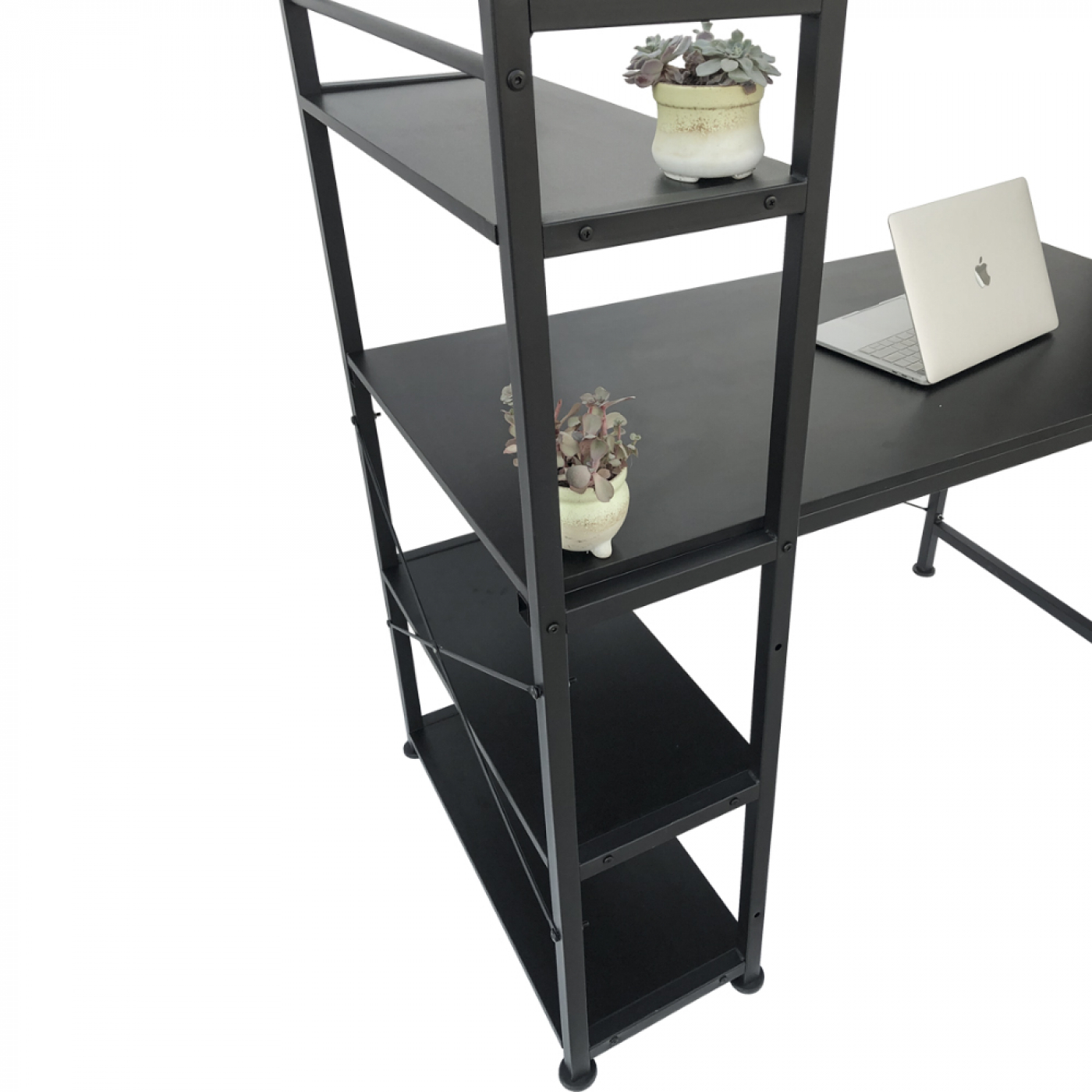 Zwart bureau met planken, planten en laptop. Witte achtergrond.