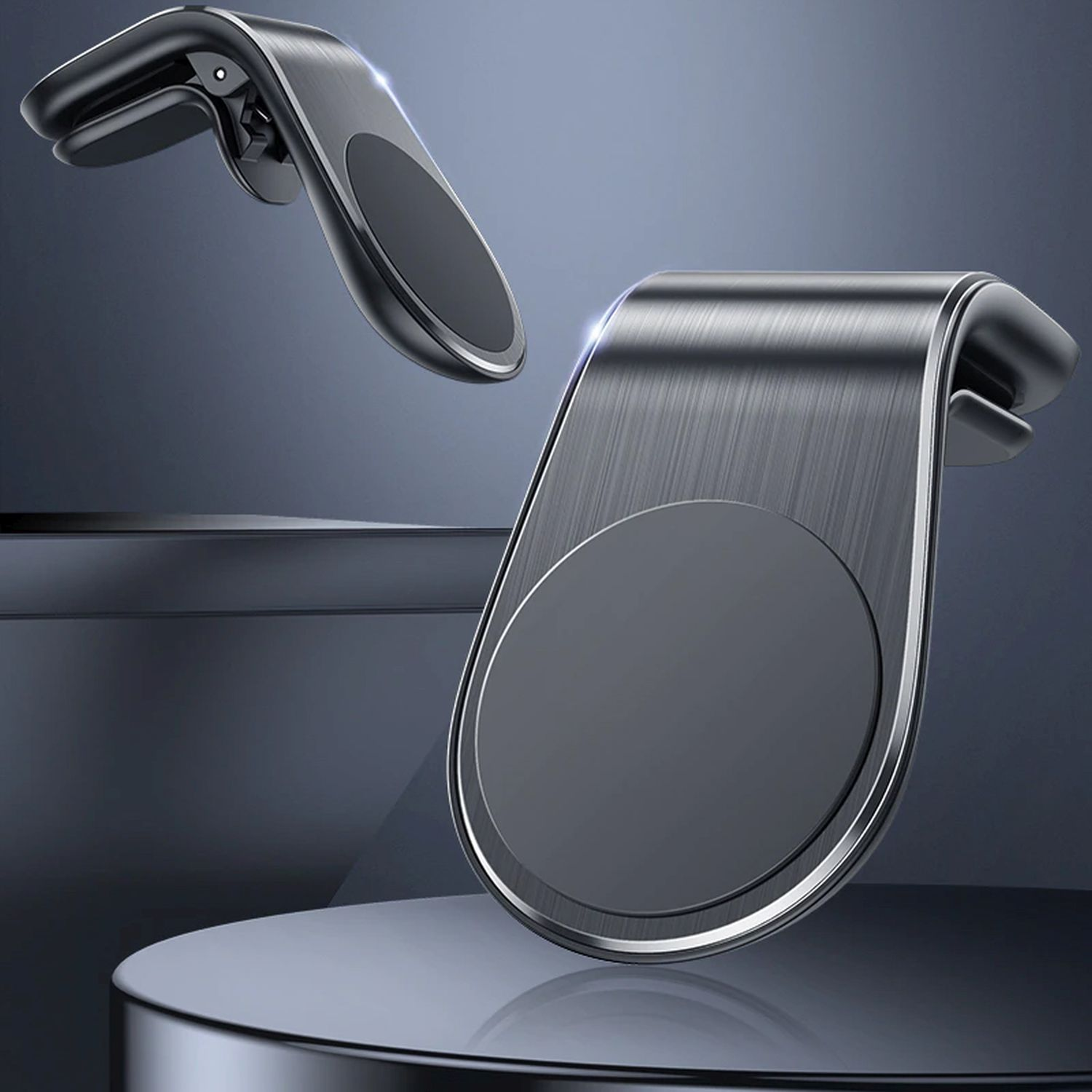 Zwei schwarze magnetische Autotelefonhalter, einer nah, auf dunklem Hintergrund.