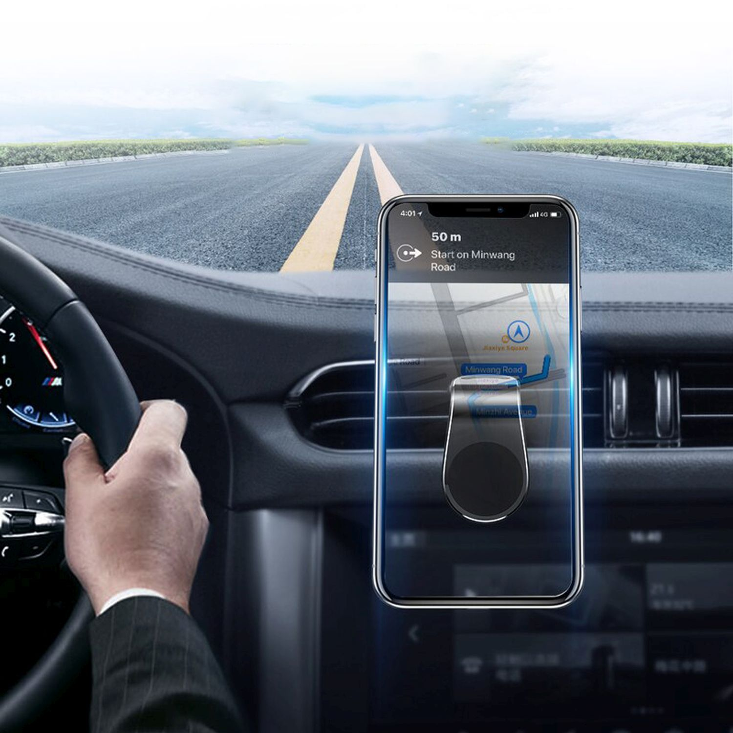 Ein Smartphone mit einer Karte auf dem Bildschirm, montiert in einem Auto, mit einer Hand am Lenkrad.